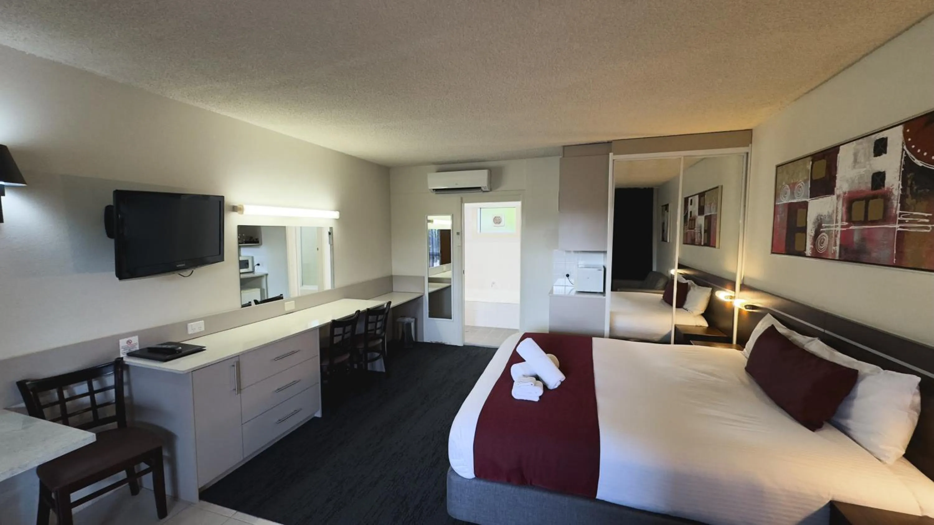 Bed in Golden West Motor Inn