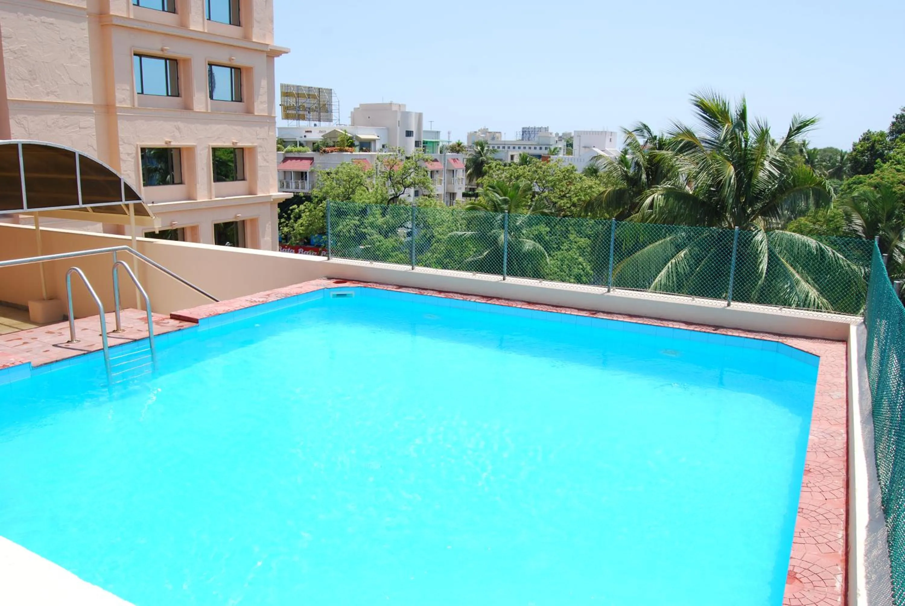 Swimming pool in Raj Park Hotel Chennai