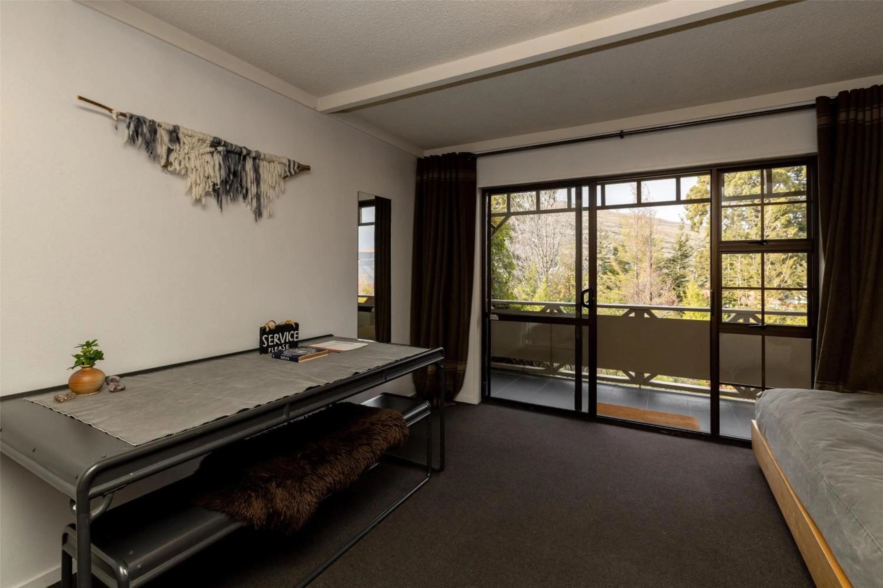 Photo of the whole room, Bed in Sherwood Queenstown