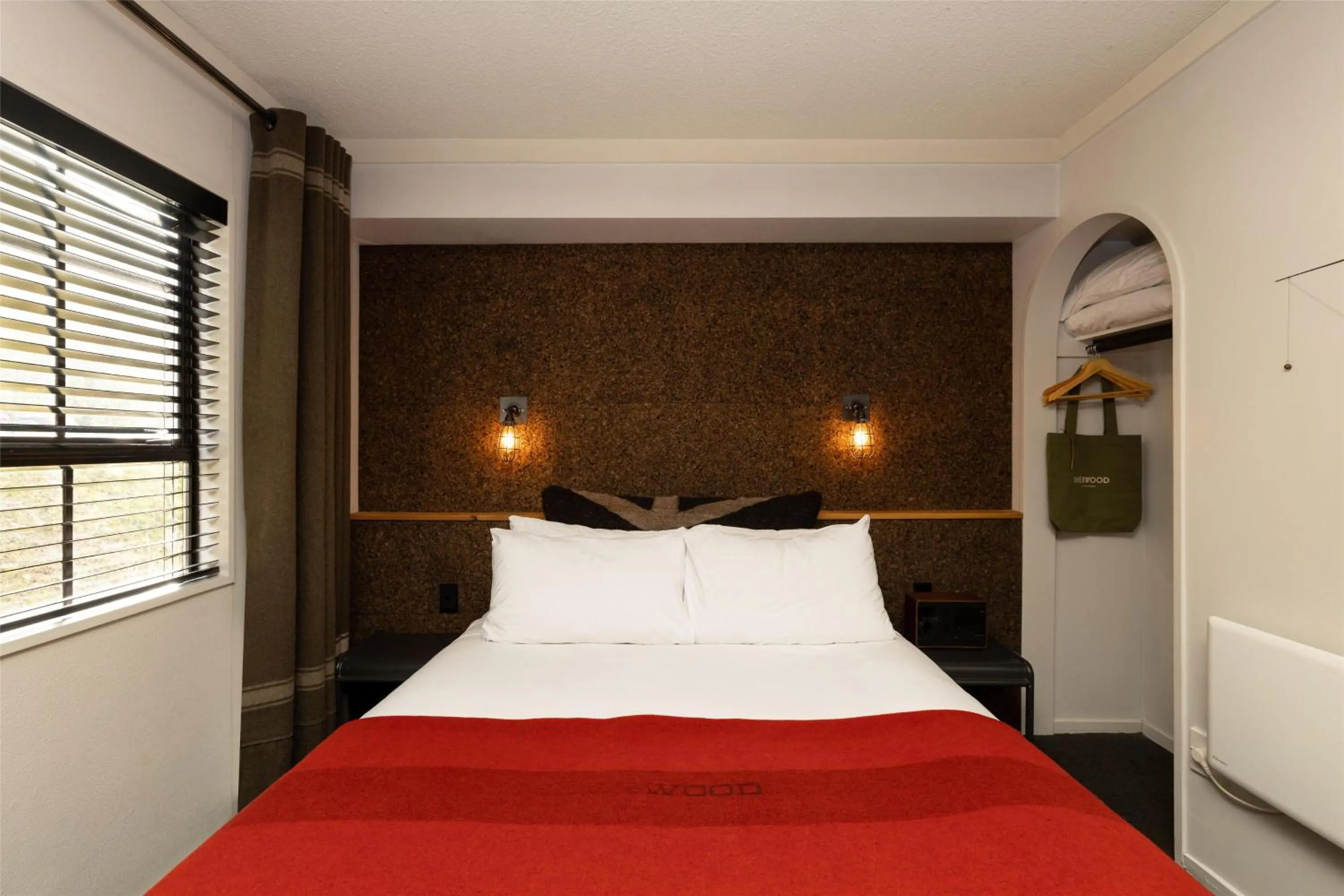 Photo of the whole room, Bed in Sherwood Queenstown