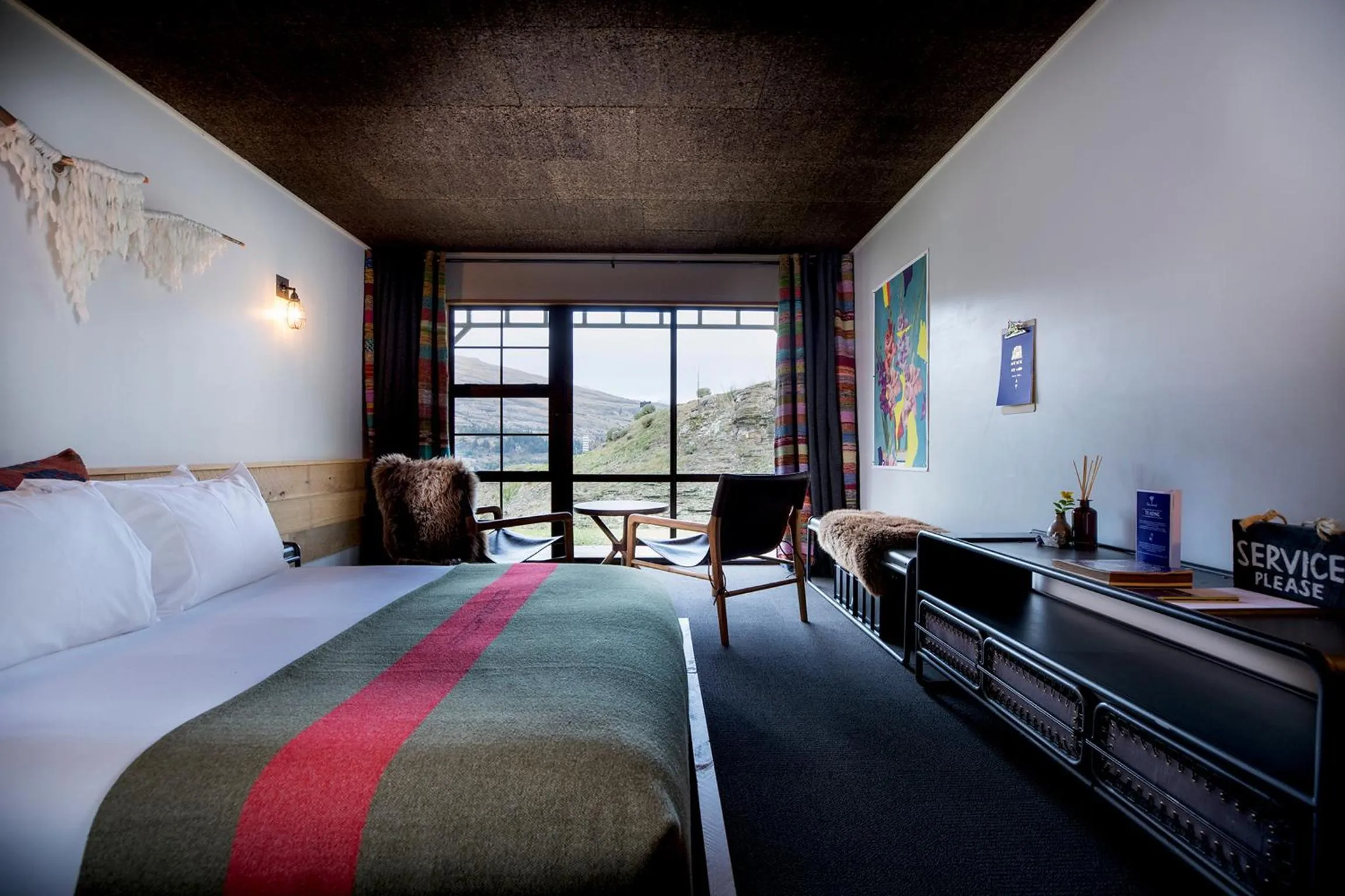 Photo of the whole room, Bed in Sherwood Queenstown