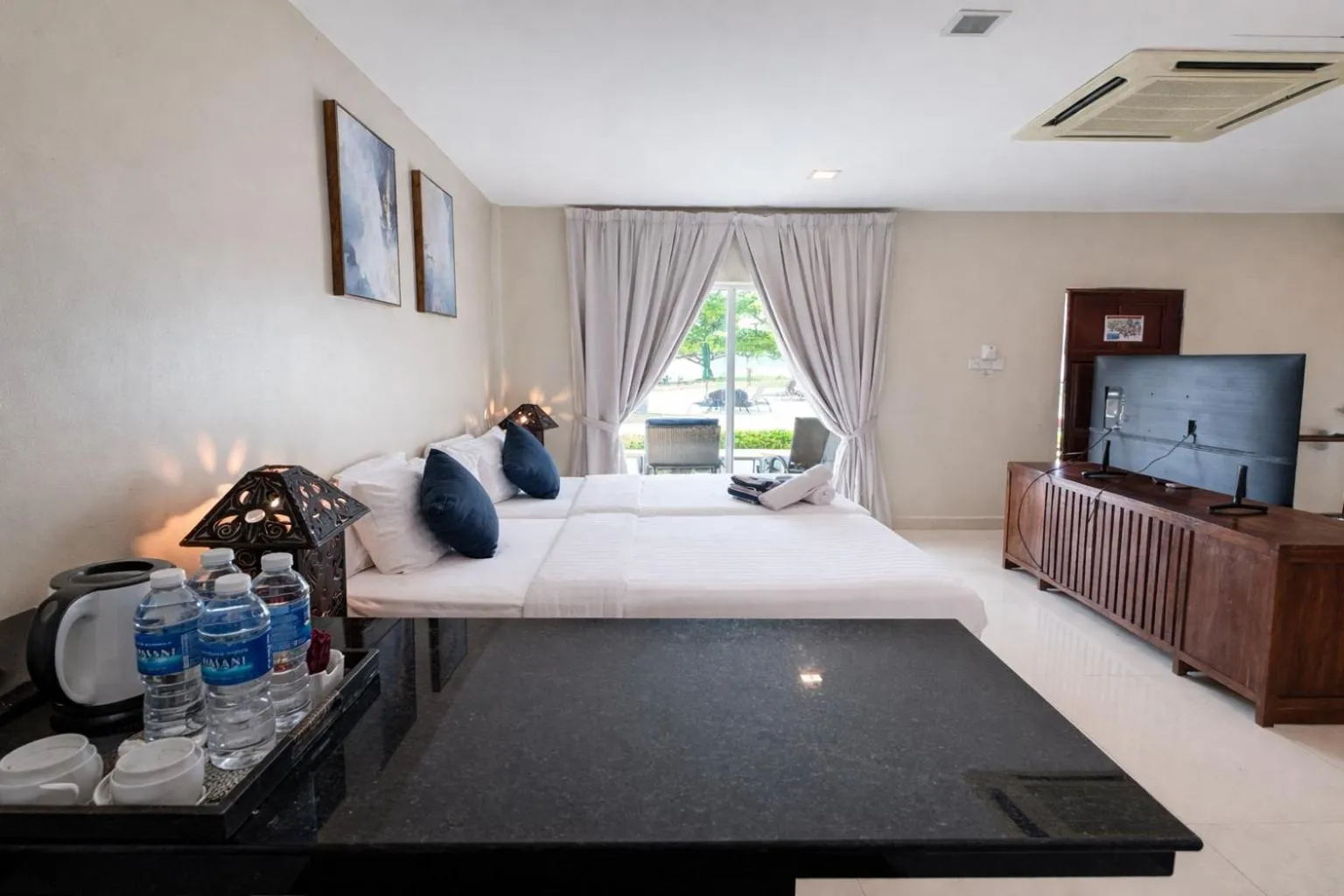 Communal lounge/ TV room, Bed in Frangipani Langkawi Resort