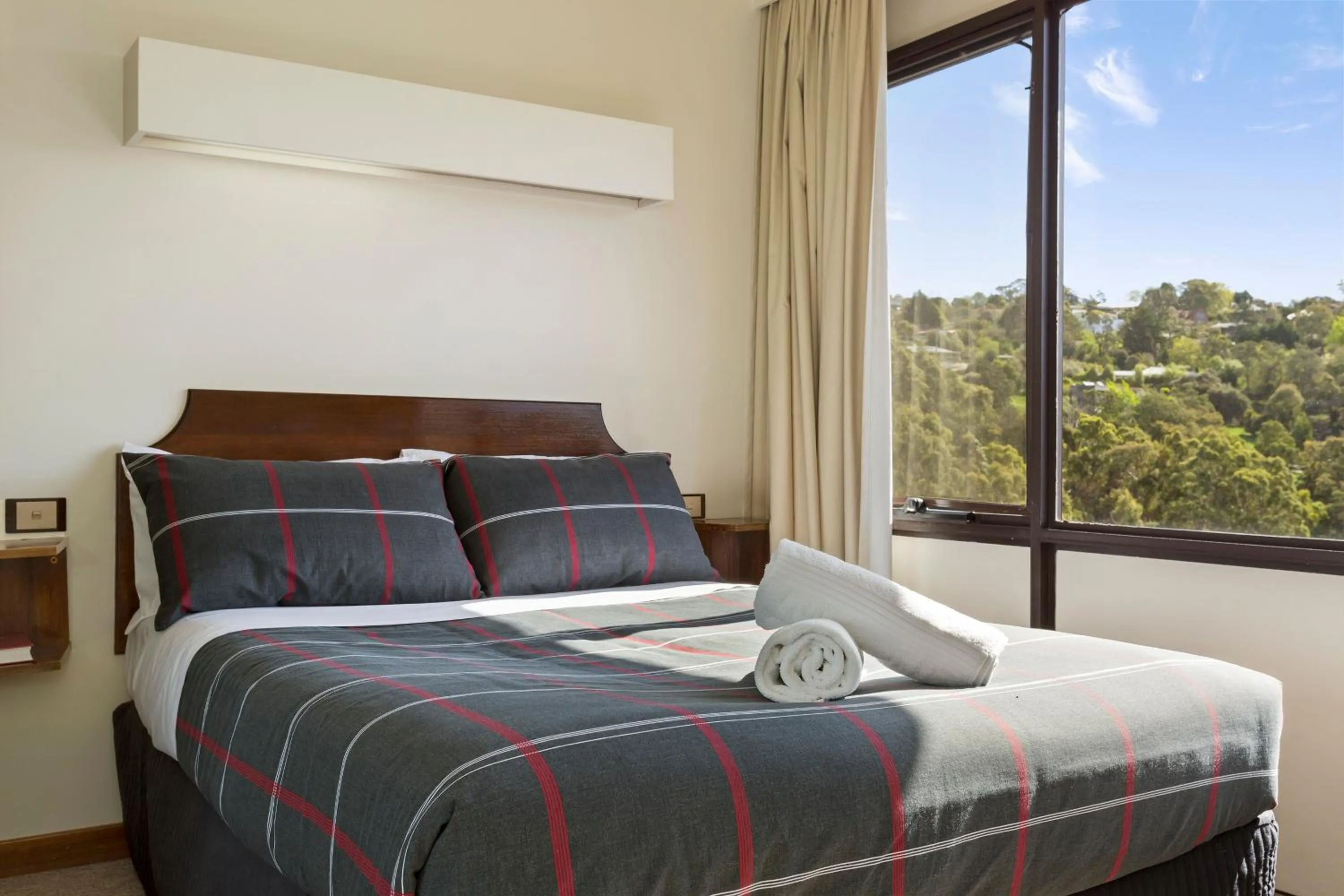 Bed in Village Family Motor Inn