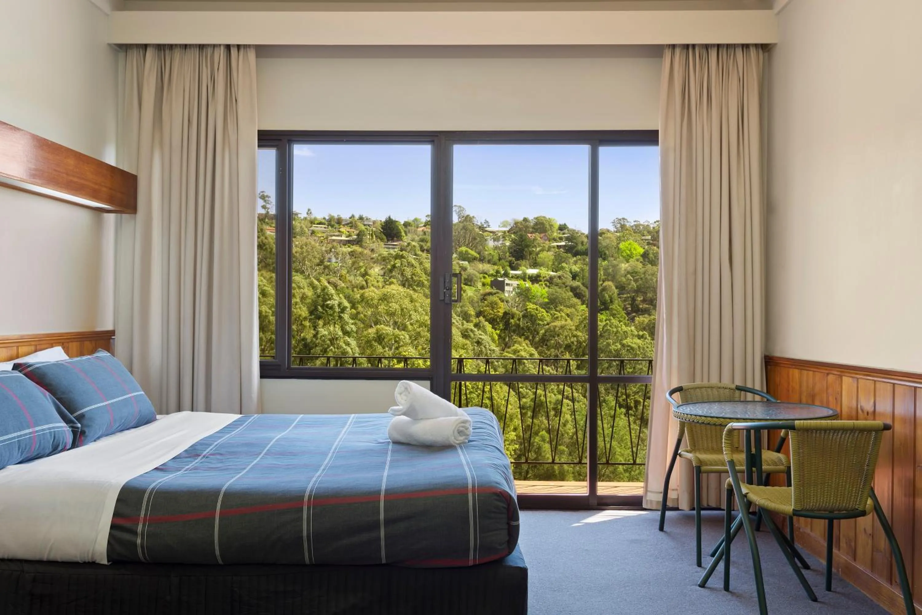 Bed in Village Family Motor Inn