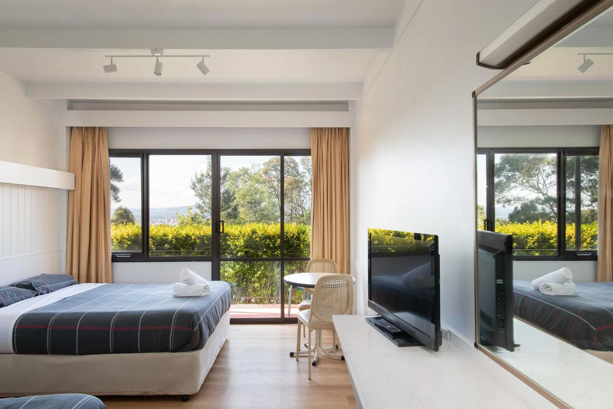 Bed in Village Family Motor Inn