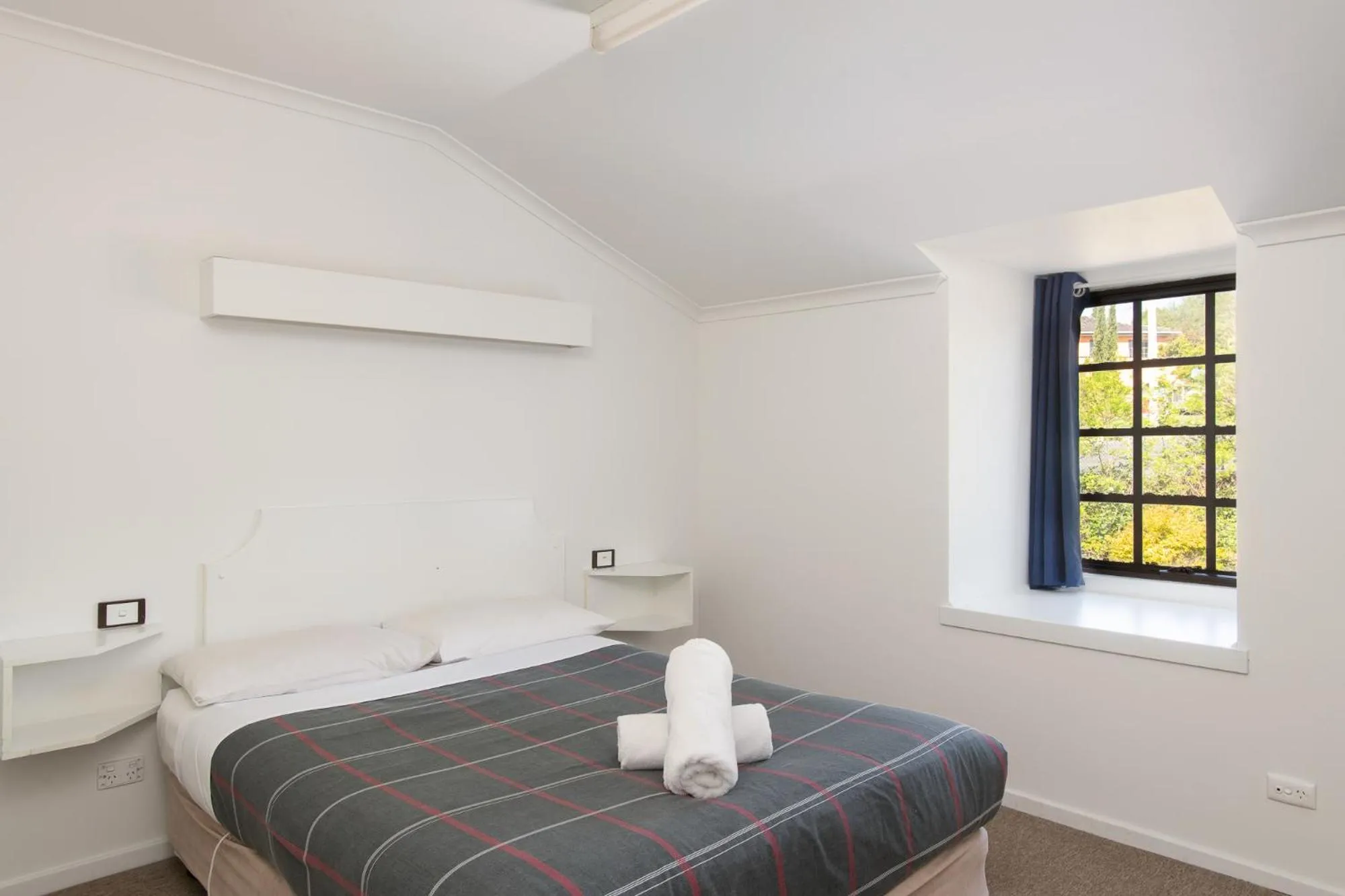 Bed in Village Family Motor Inn