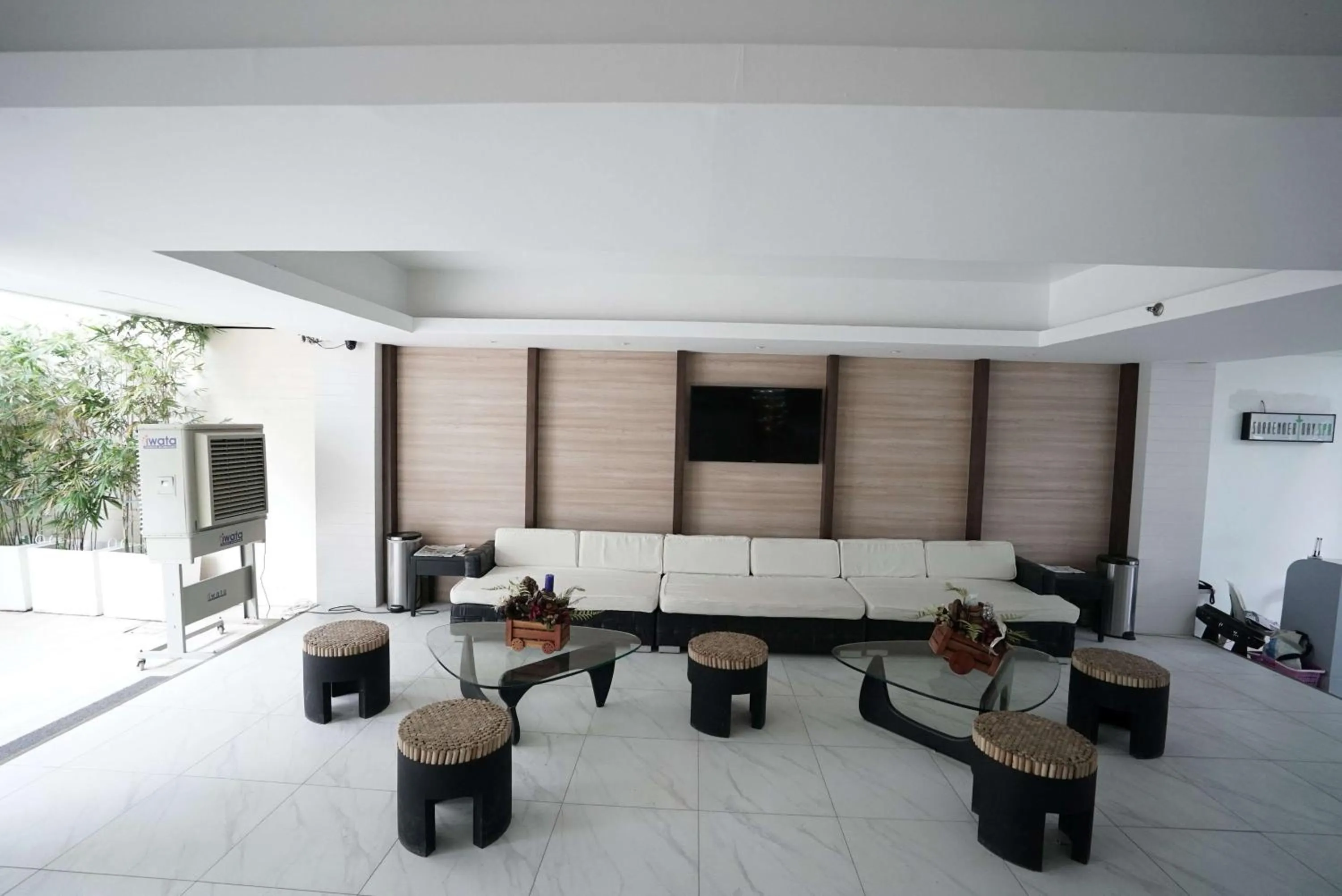 Communal lounge/ TV room in The Tides Hotel Boracay