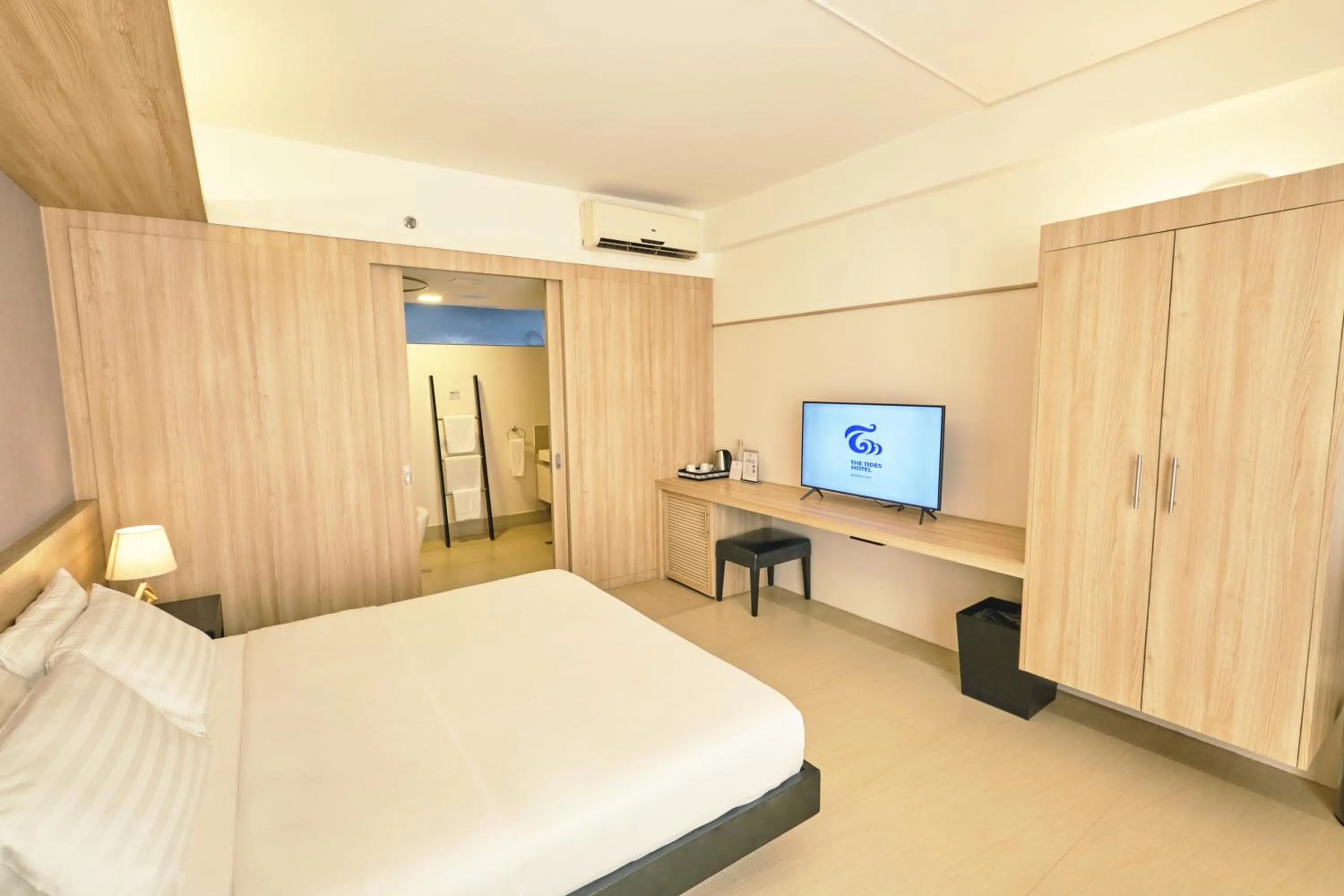 Bedroom, Bed in The Tides Hotel Boracay