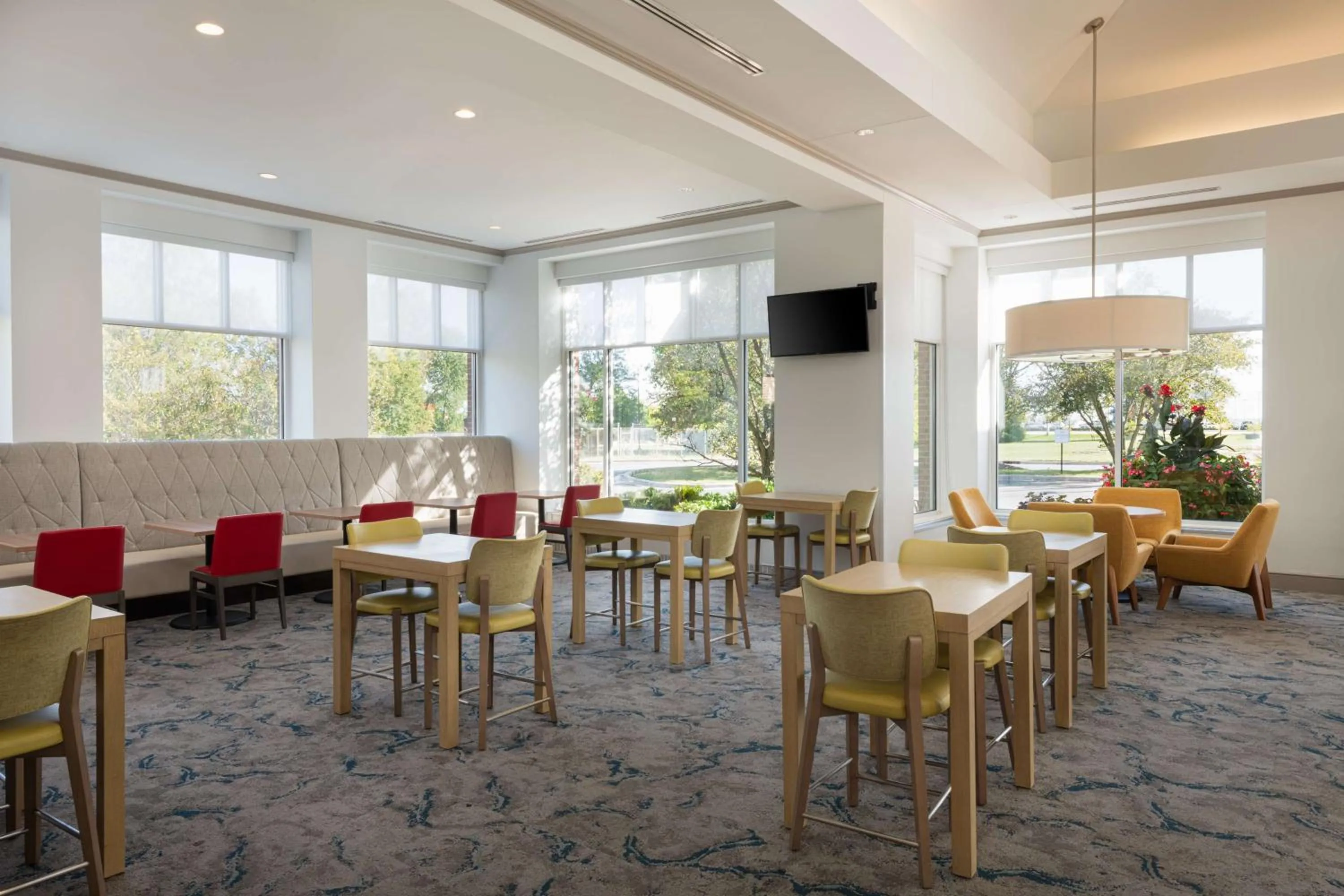 Restaurant/places to eat in Hilton Garden Inn Saint Charles