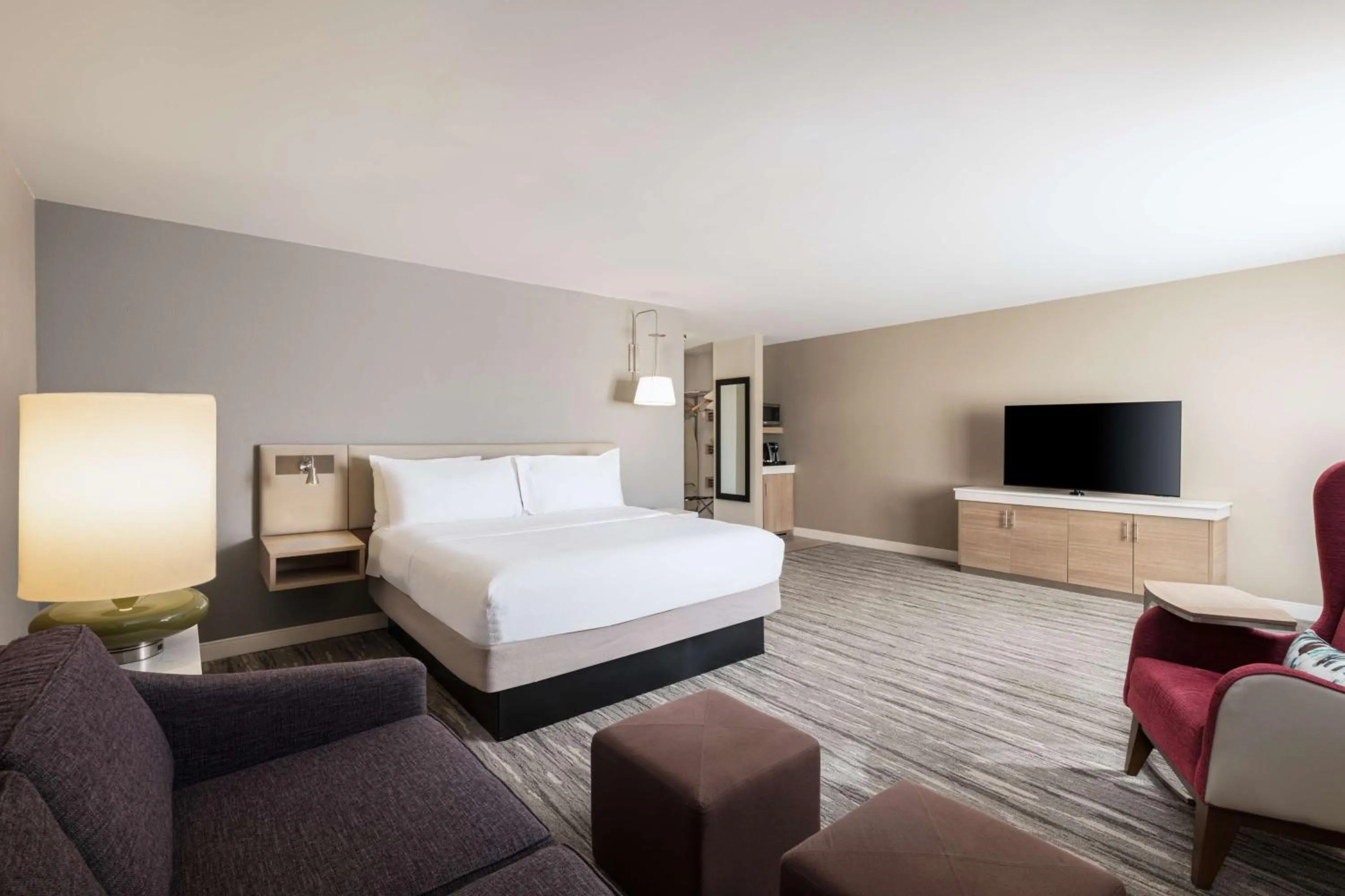 Living room, Bed in Hilton Garden Inn Saint Charles