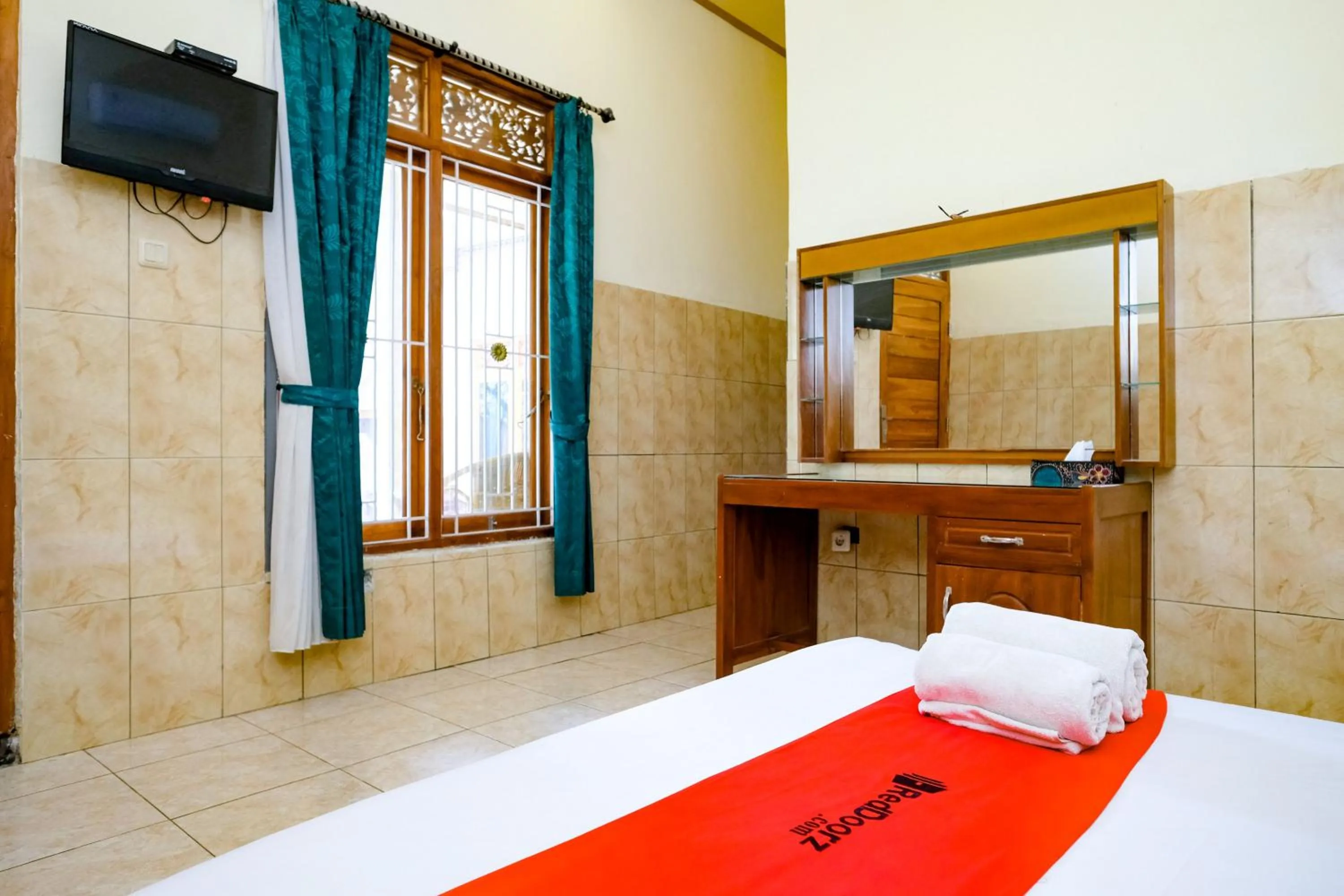 Bedroom, Bed in RedDoorz Plus @ Singaraja