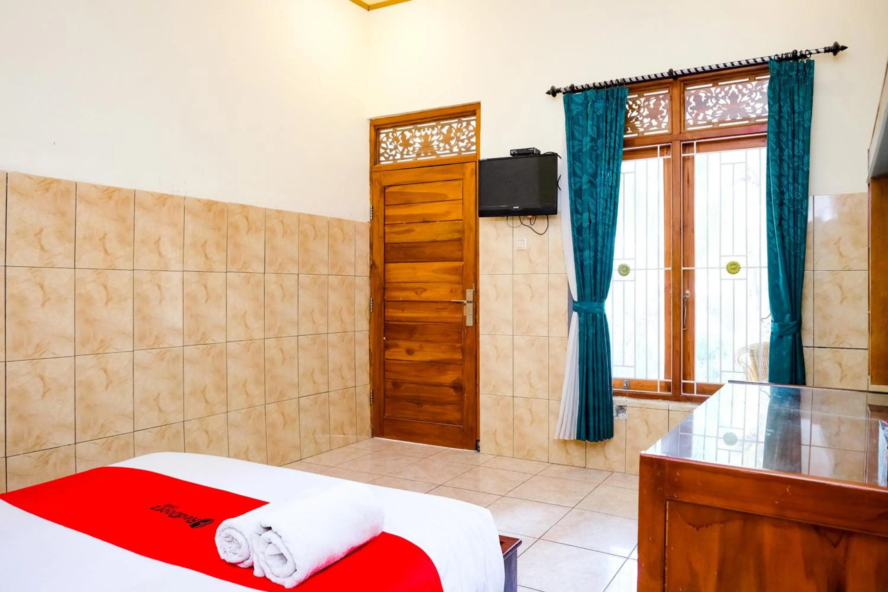 Bedroom, Bed in RedDoorz Plus @ Singaraja