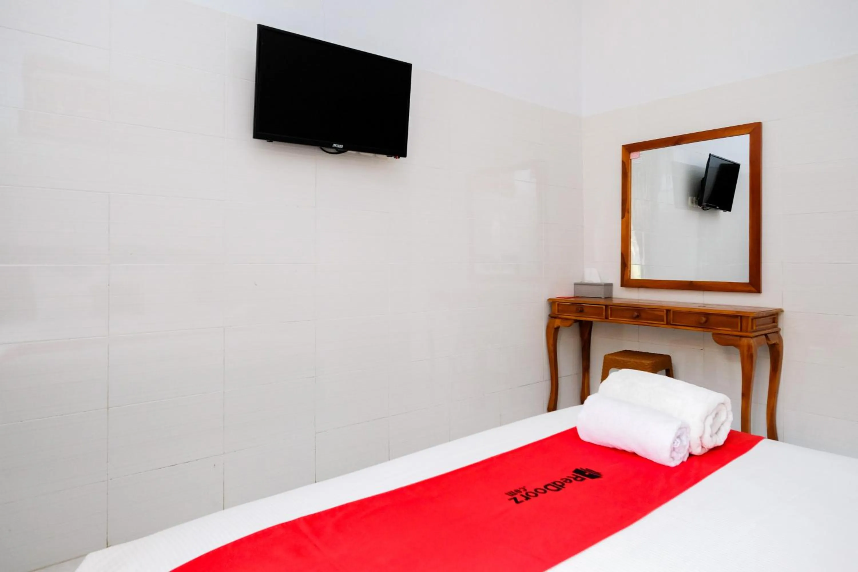 Bedroom, Bed in RedDoorz Plus @ Singaraja