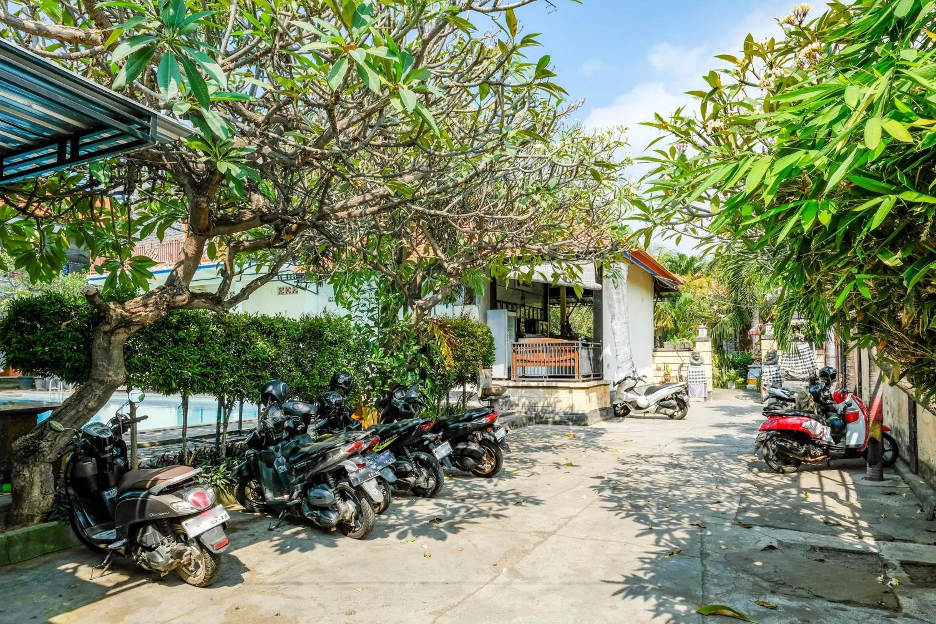 Parking in RedDoorz Plus @ Singaraja