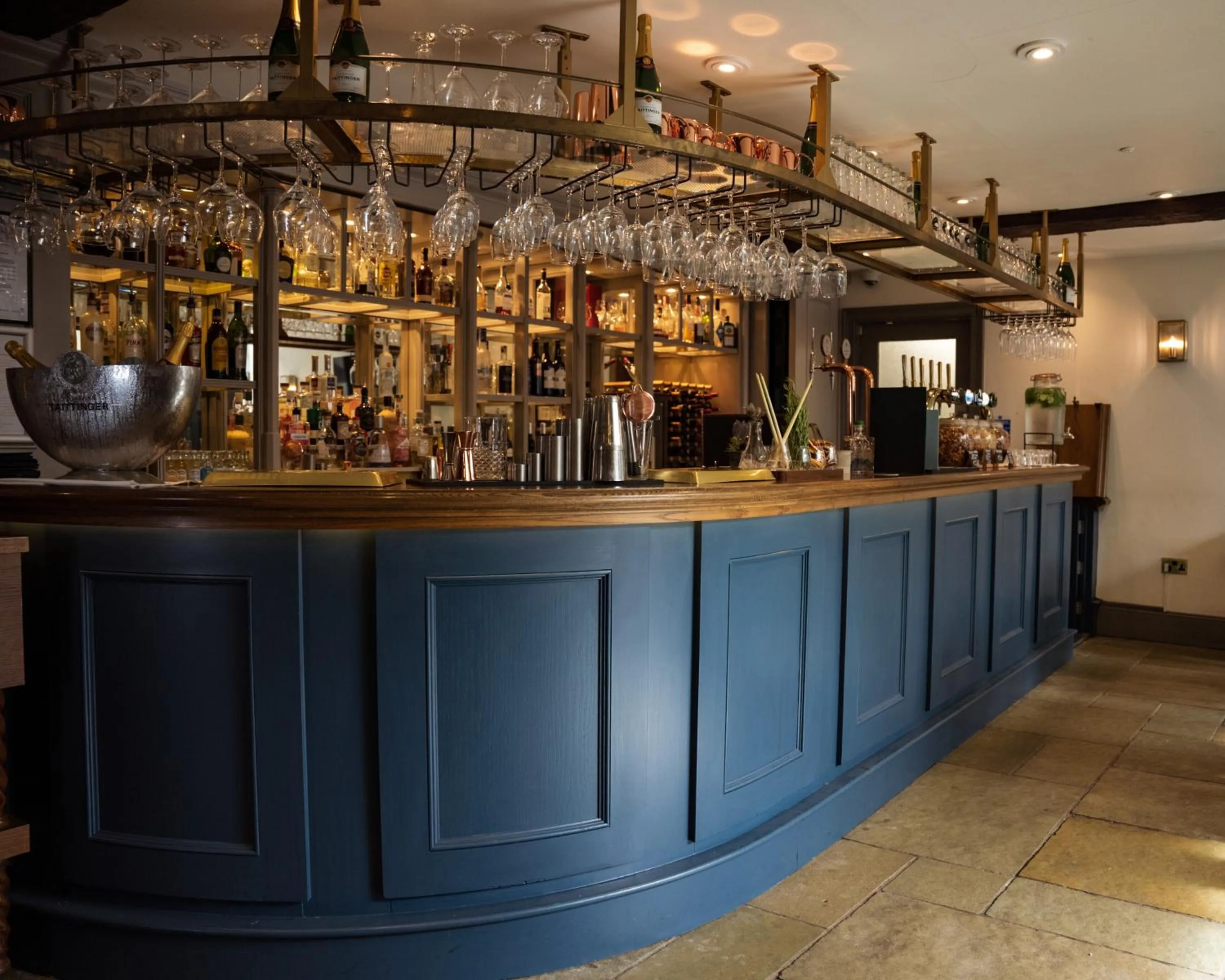 Restaurant/places to eat in Ellenborough Park