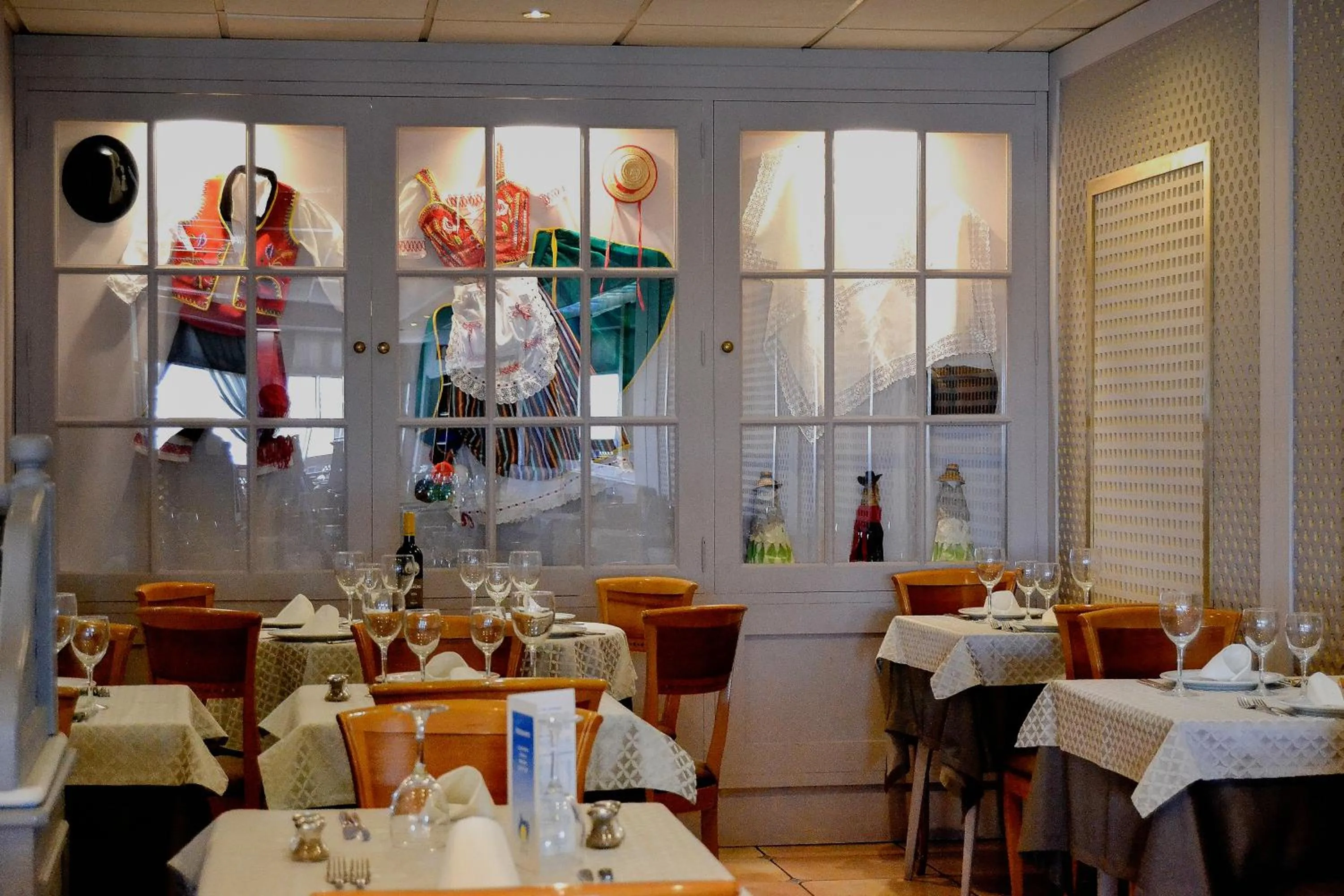 Restaurant/places to eat in Hotel Monopol