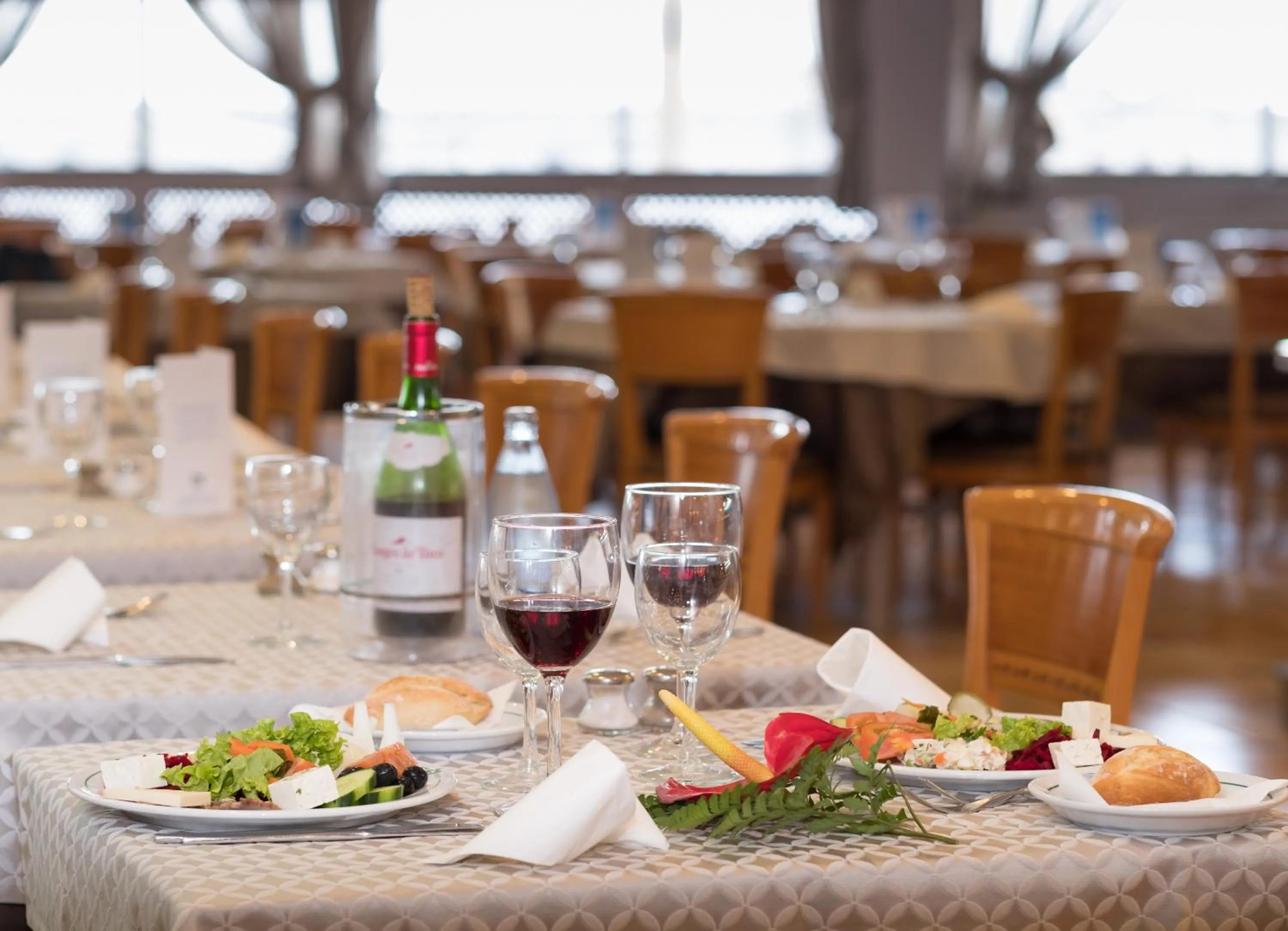 Restaurant/places to eat in Hotel Monopol