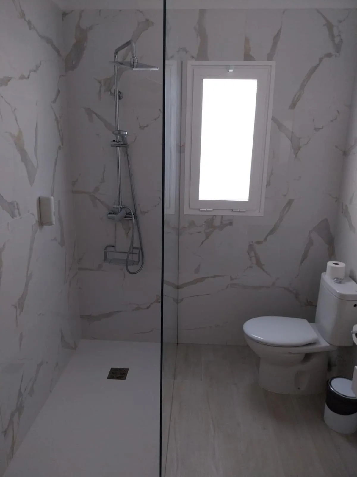 Shower in Hotel Monopol