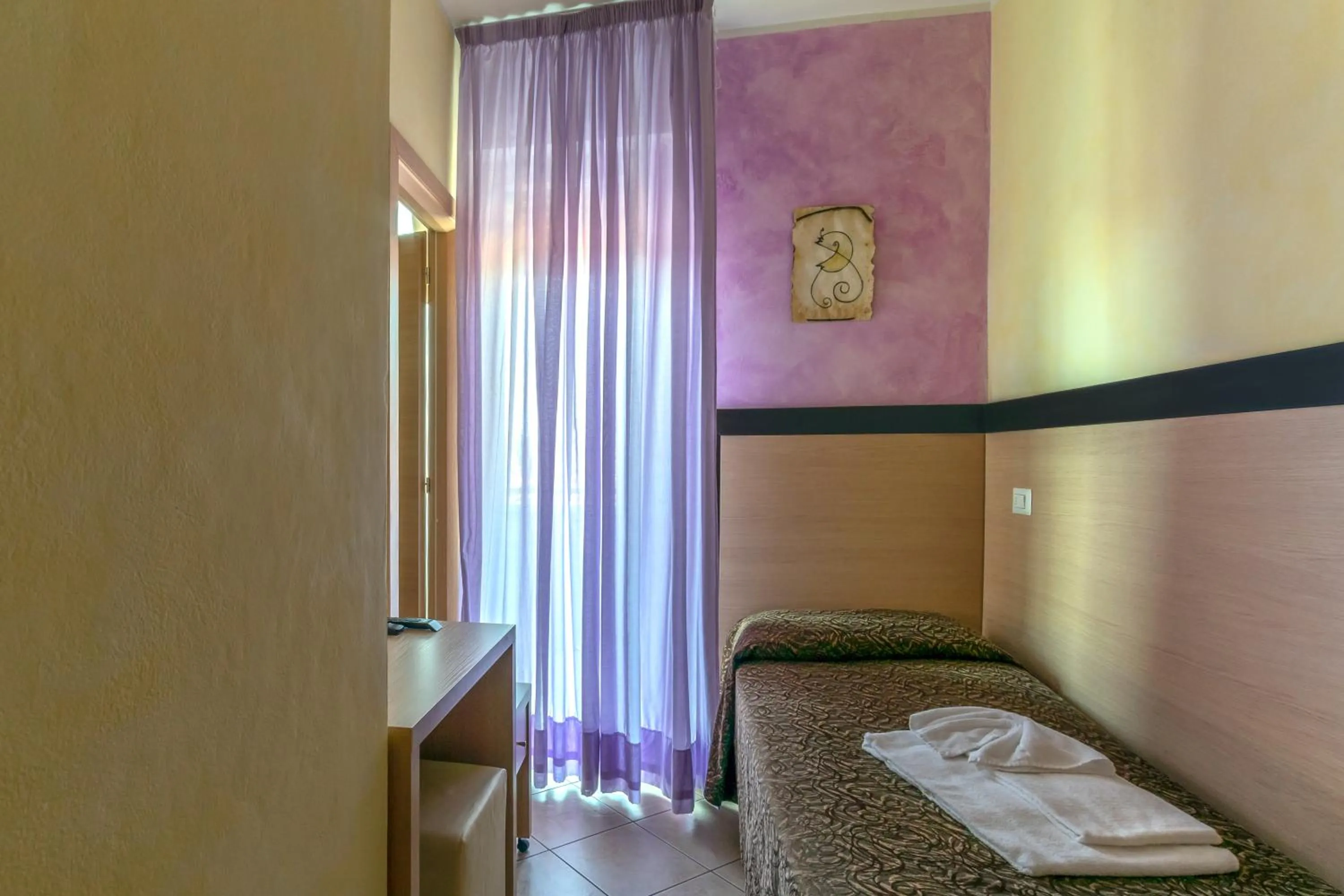 Photo of the whole room, Bed in Hotel Rubens