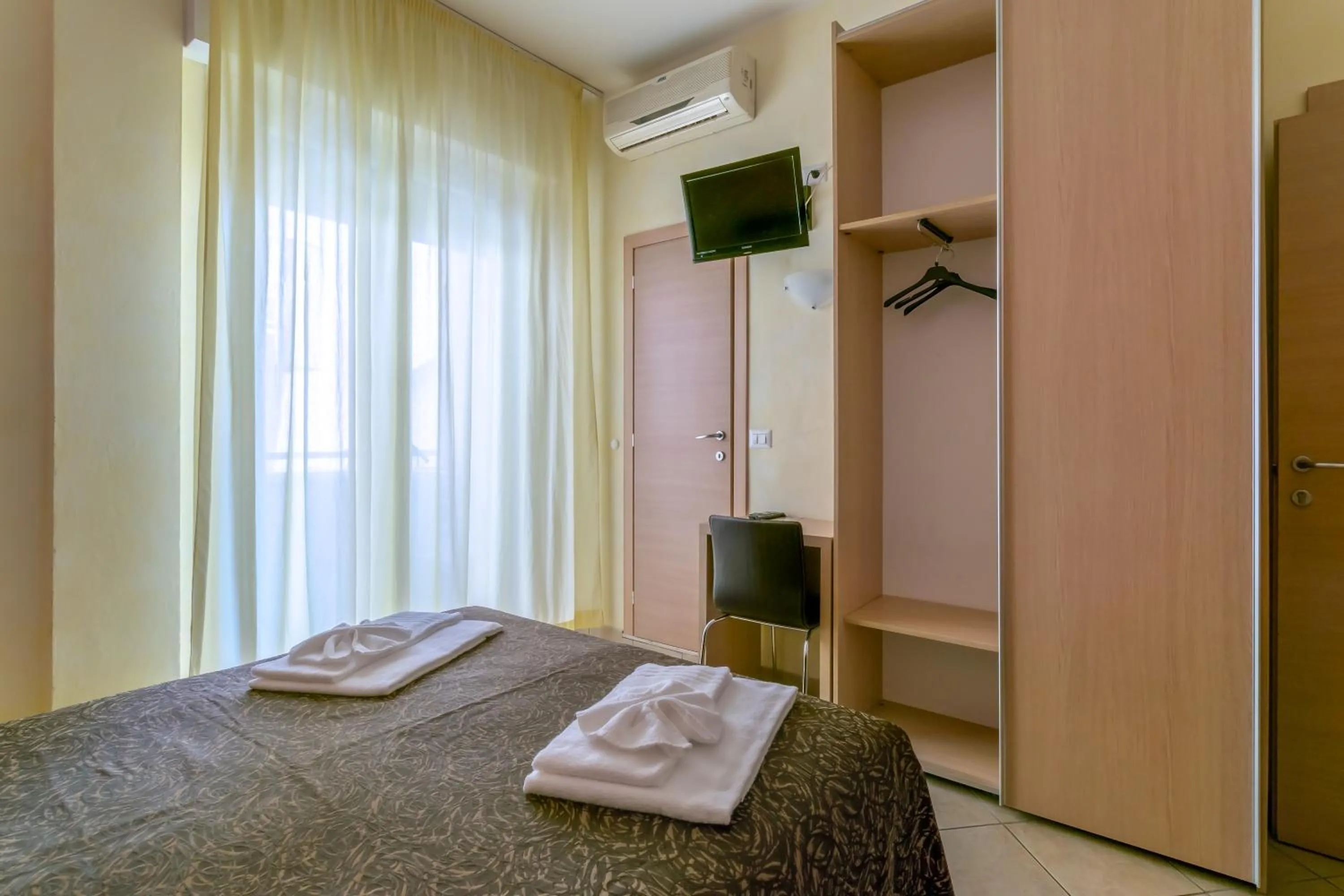 Photo of the whole room, Bed in Hotel Rubens