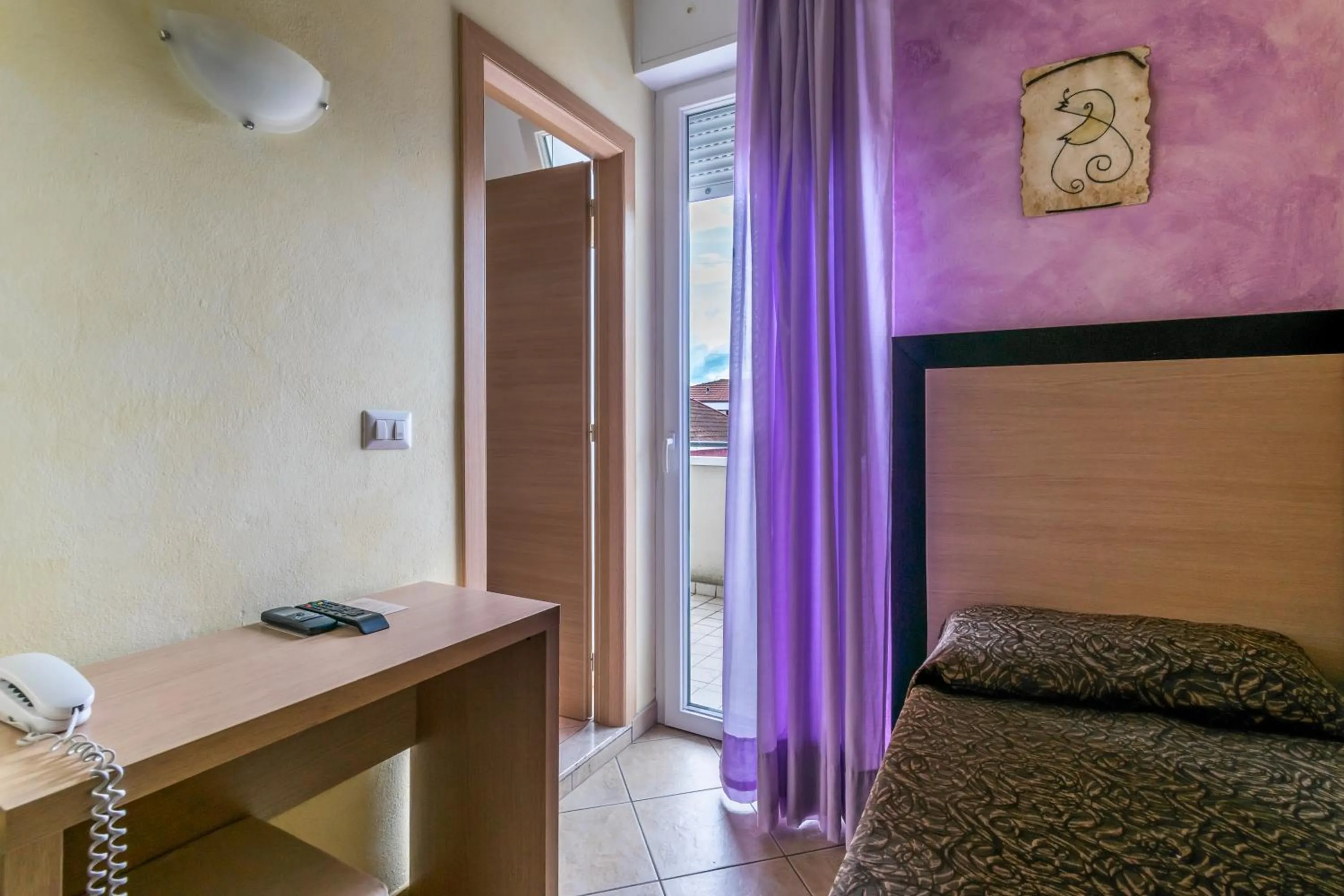 Photo of the whole room, Bed in Hotel Rubens