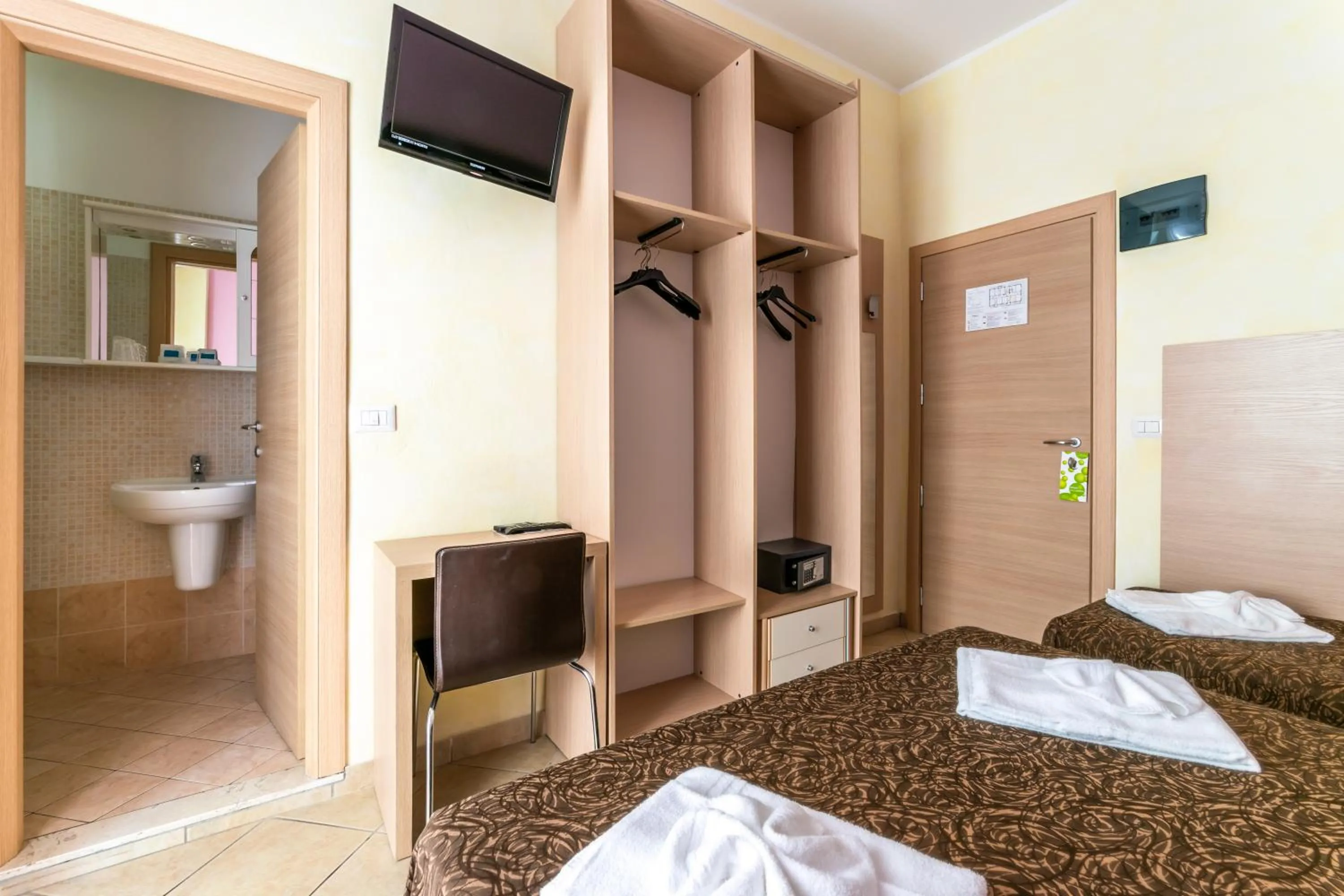 Photo of the whole room, Bed in Hotel Rubens