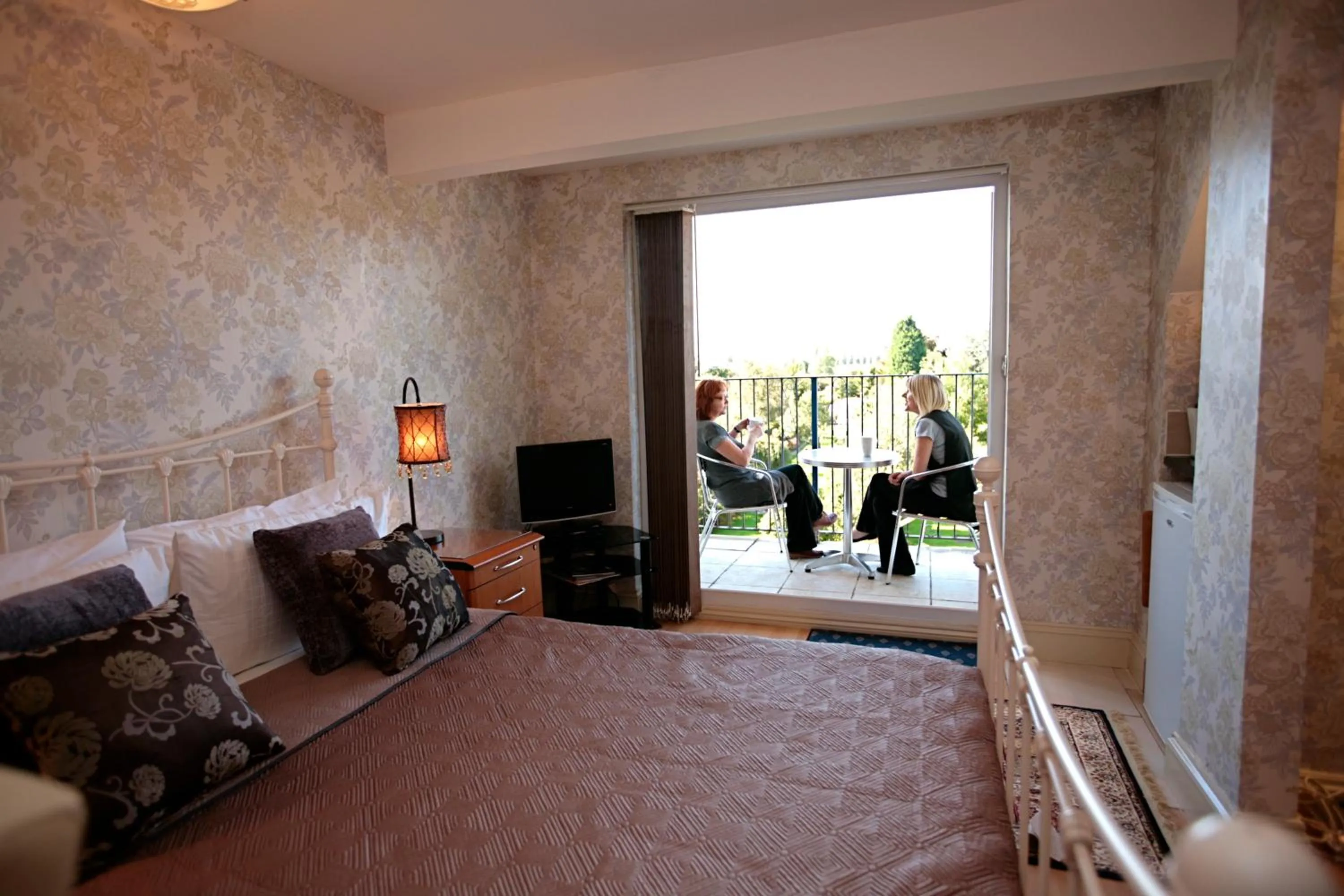 Guests, Bed in Acorn Guest House in Hull