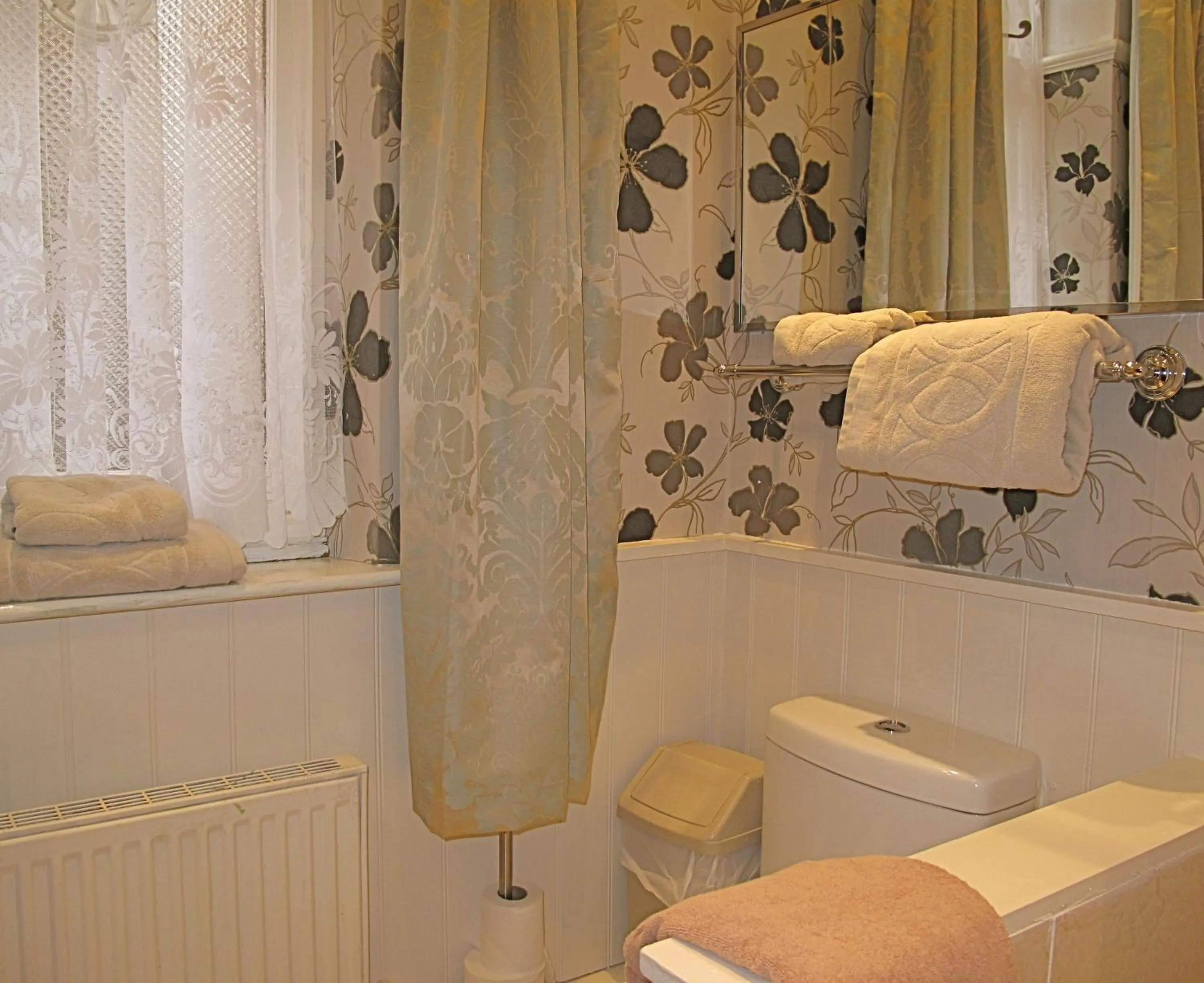 Toilet in Acorn Guest House in Hull