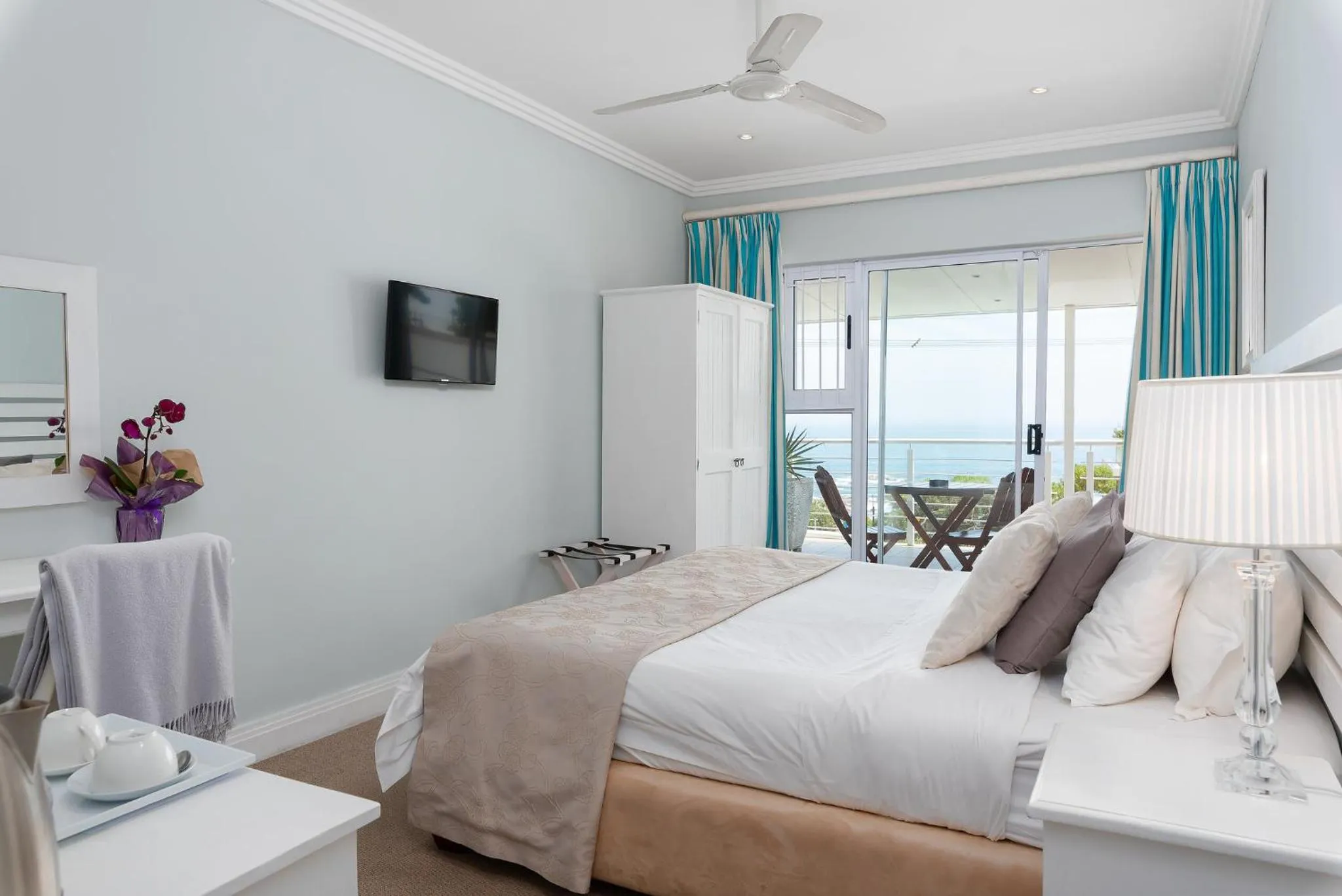 Bed in 61 on Camps Bay