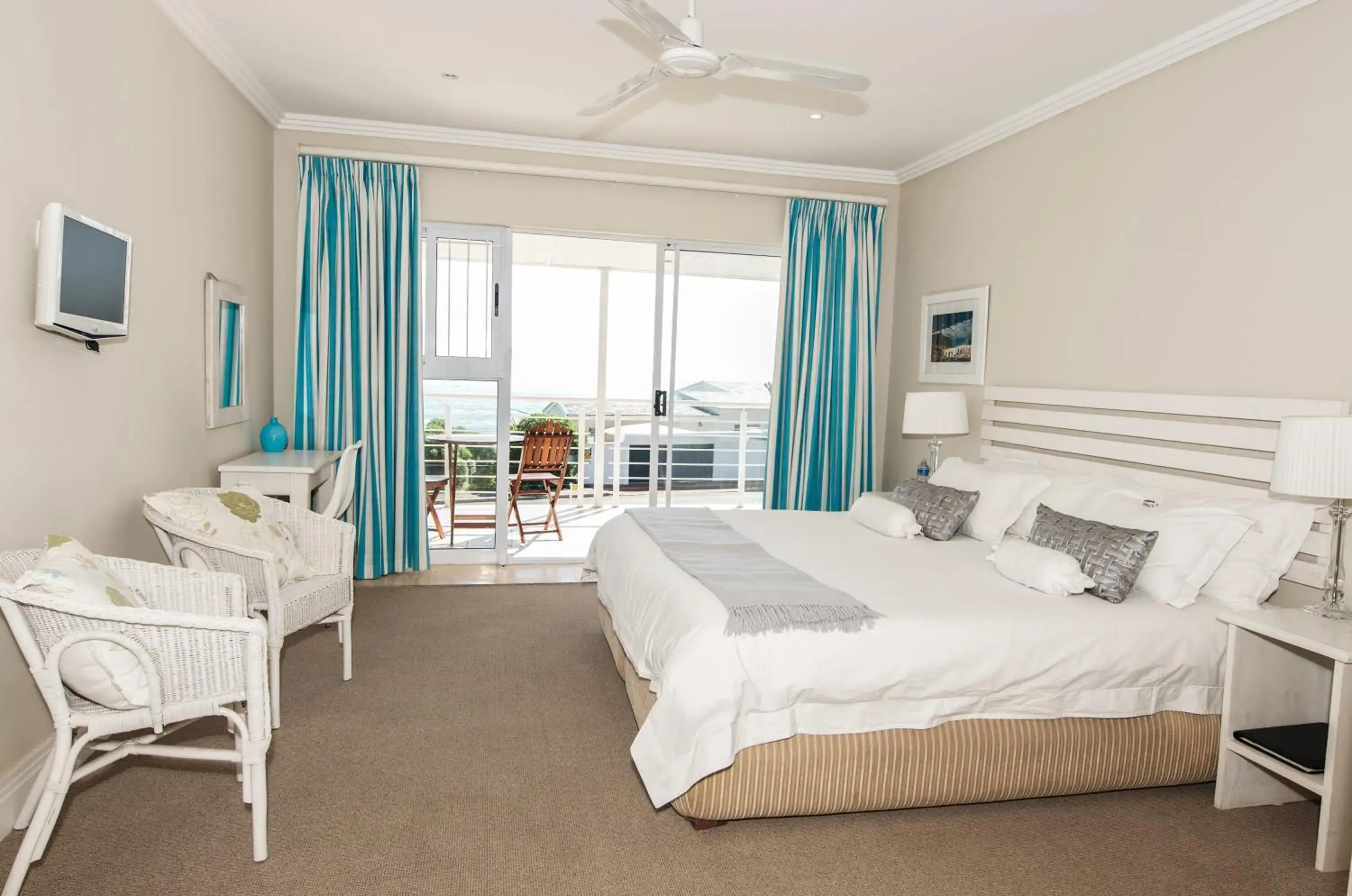 Double/Twin Room with Sea View and Shower only in 61 on Camps Bay Double/Twin Room with Sea View and Shower only in 61 on Camps Bay