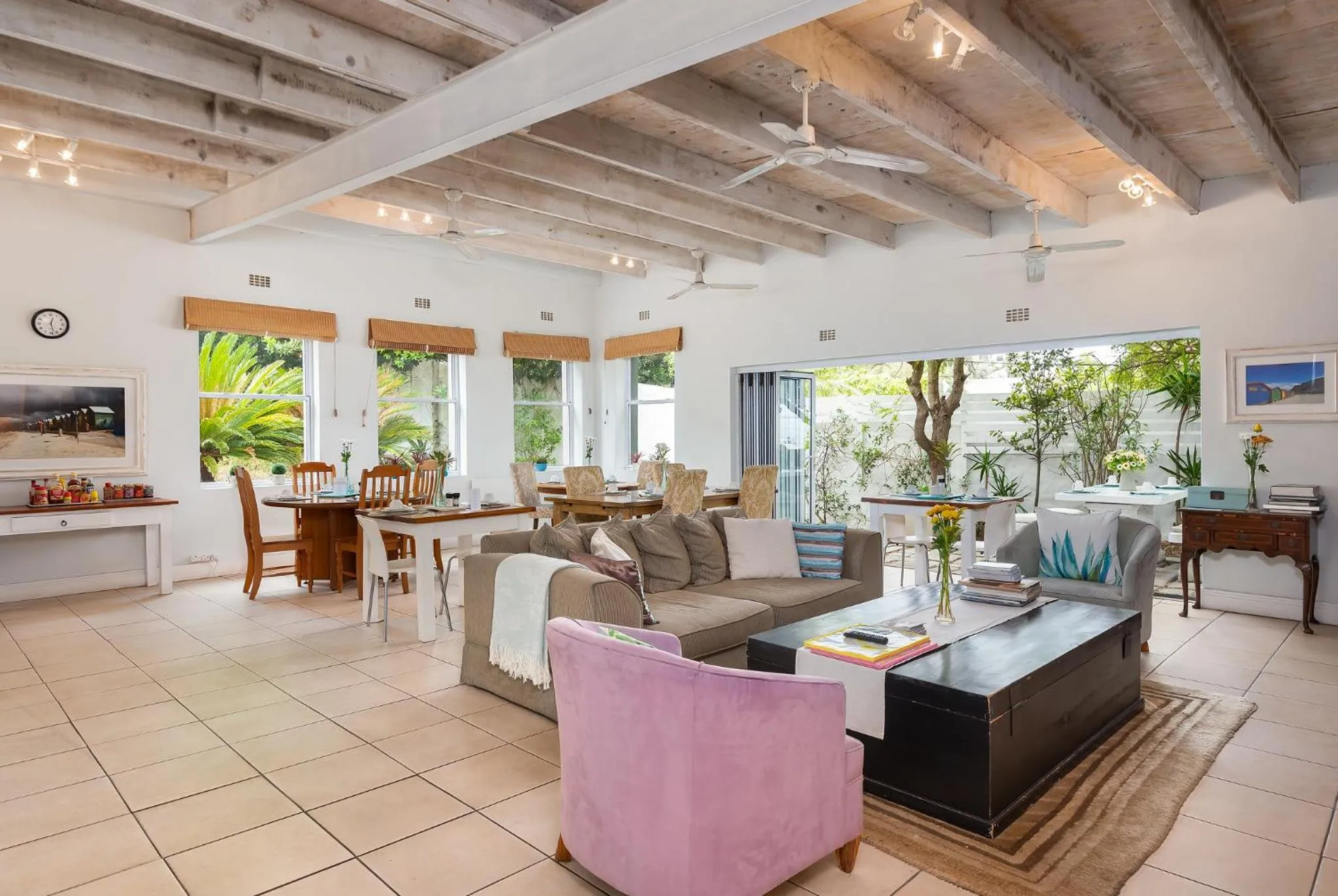 Communal lounge/ TV room in 61 on Camps Bay