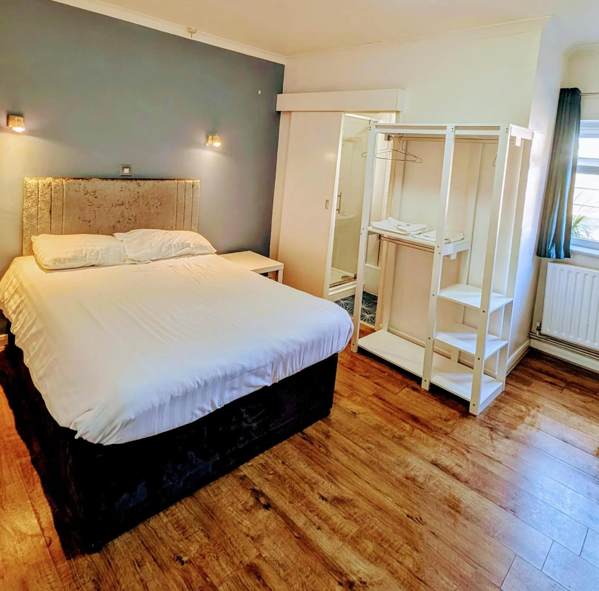 Bedroom, Bed in OYO Aparthotel Hathern - Loughborough