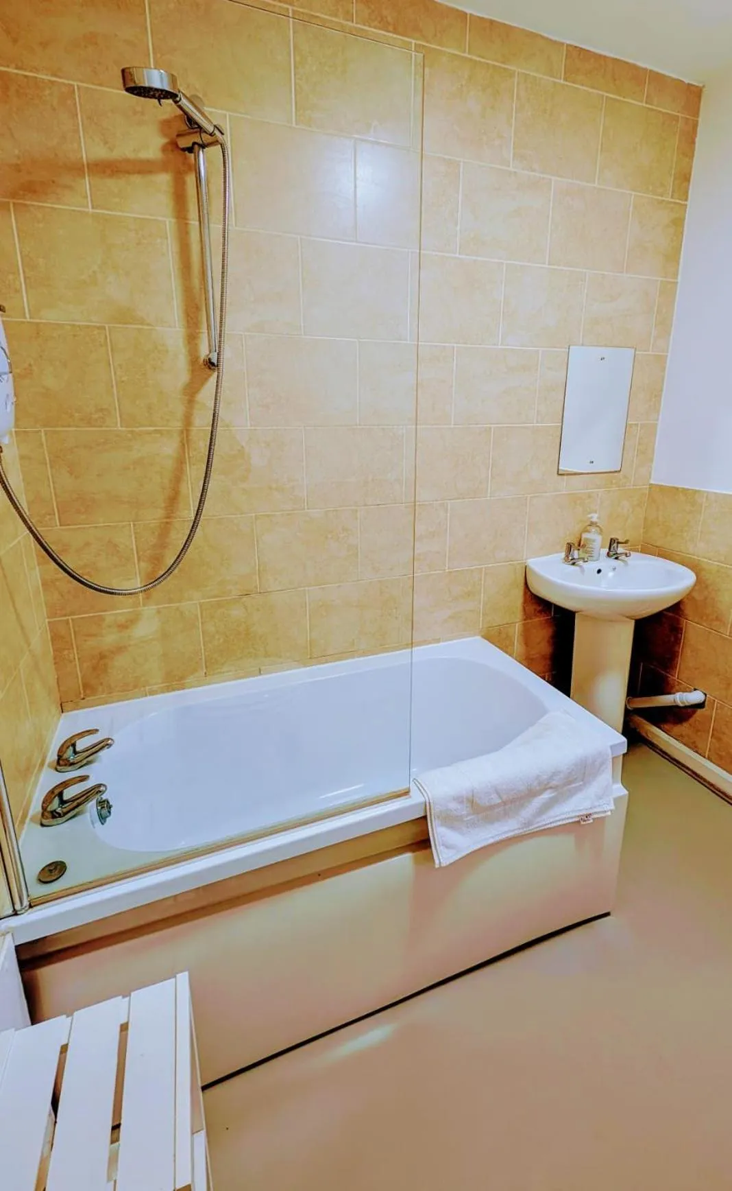 Bathroom in OYO Aparthotel Hathern - Loughborough