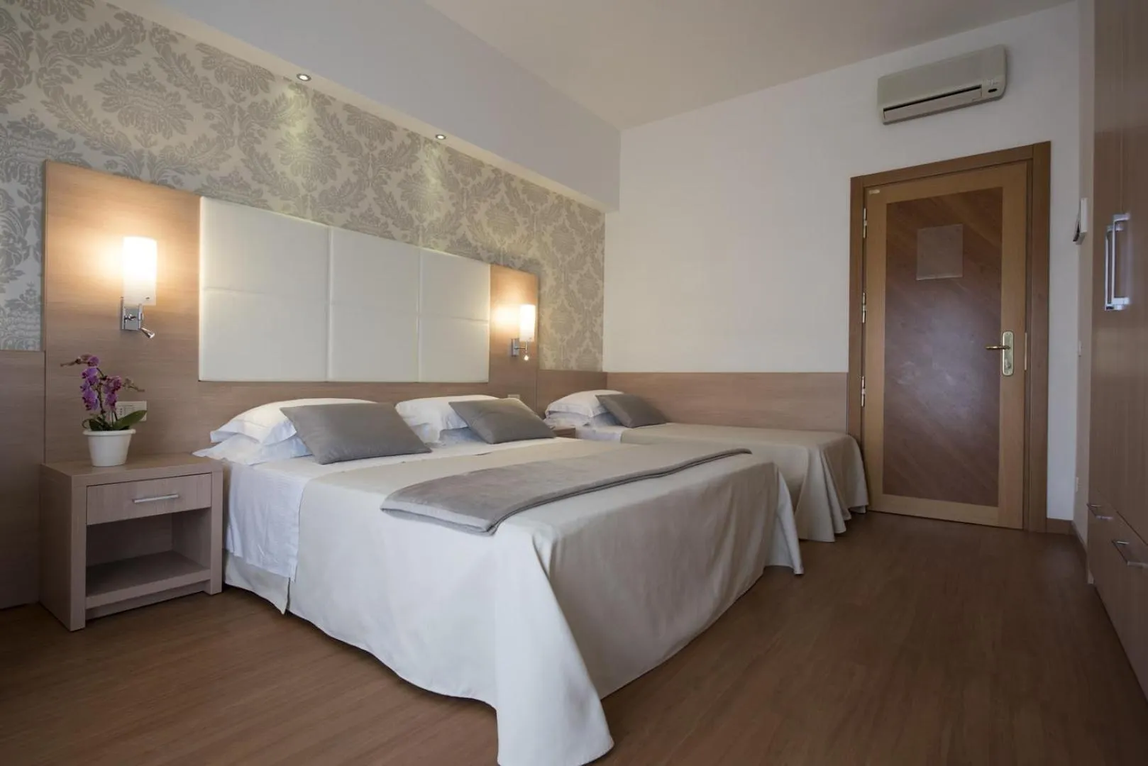 Photo of the whole room, Bed in Michelangelo Cesenatico