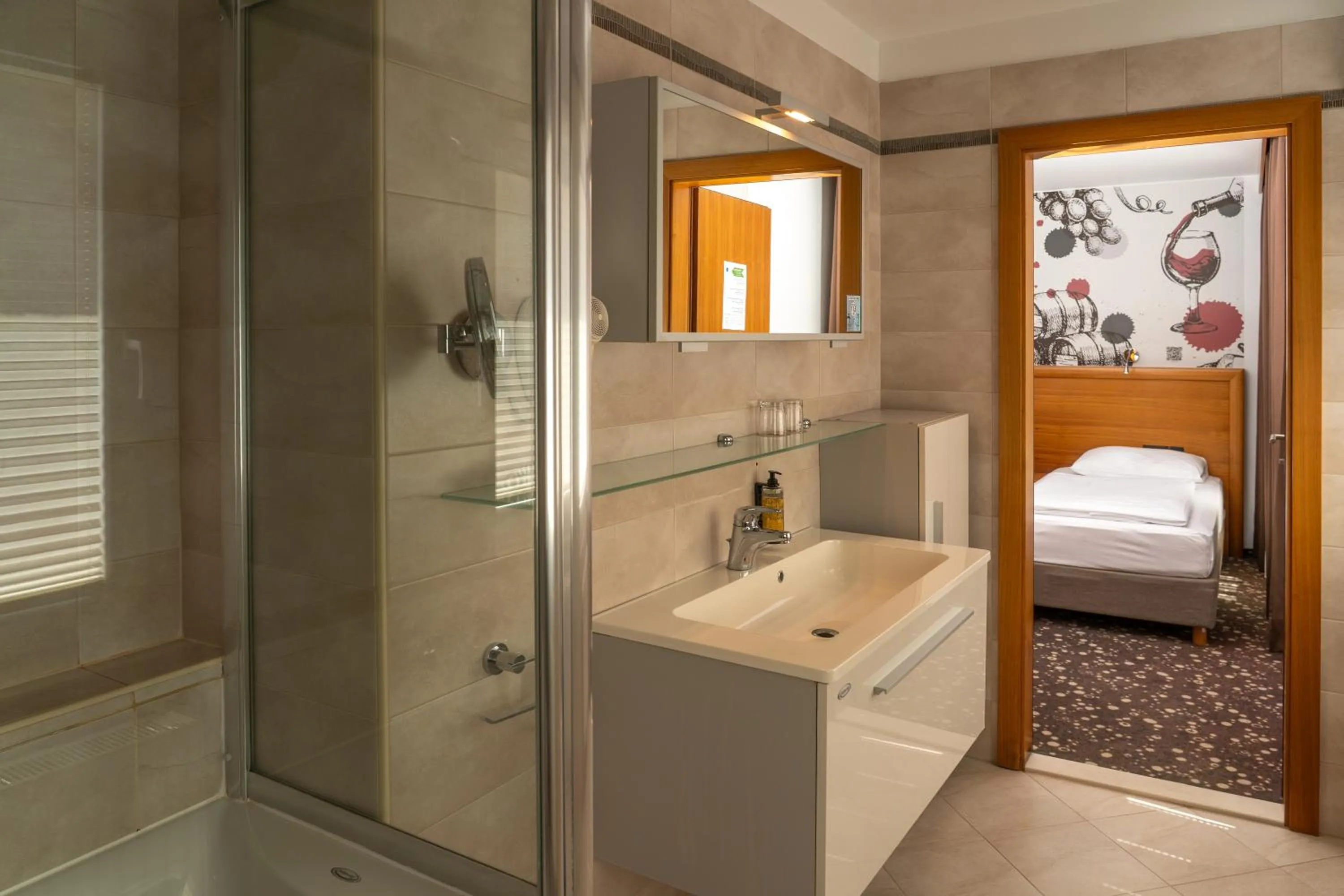 Bathroom, Bed in Hotel Piramida