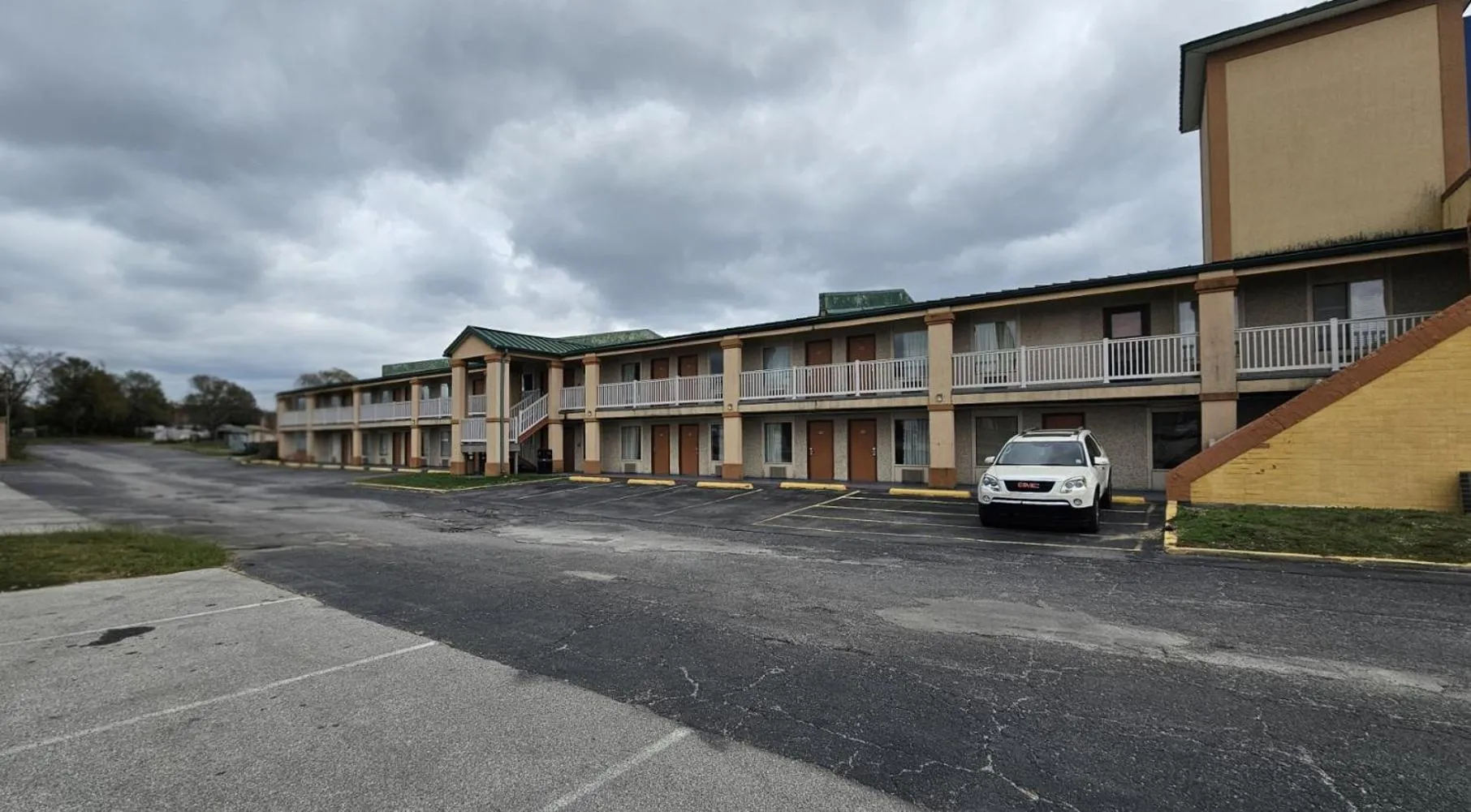 Property building in Americas Best Value Inn Mount Vernon