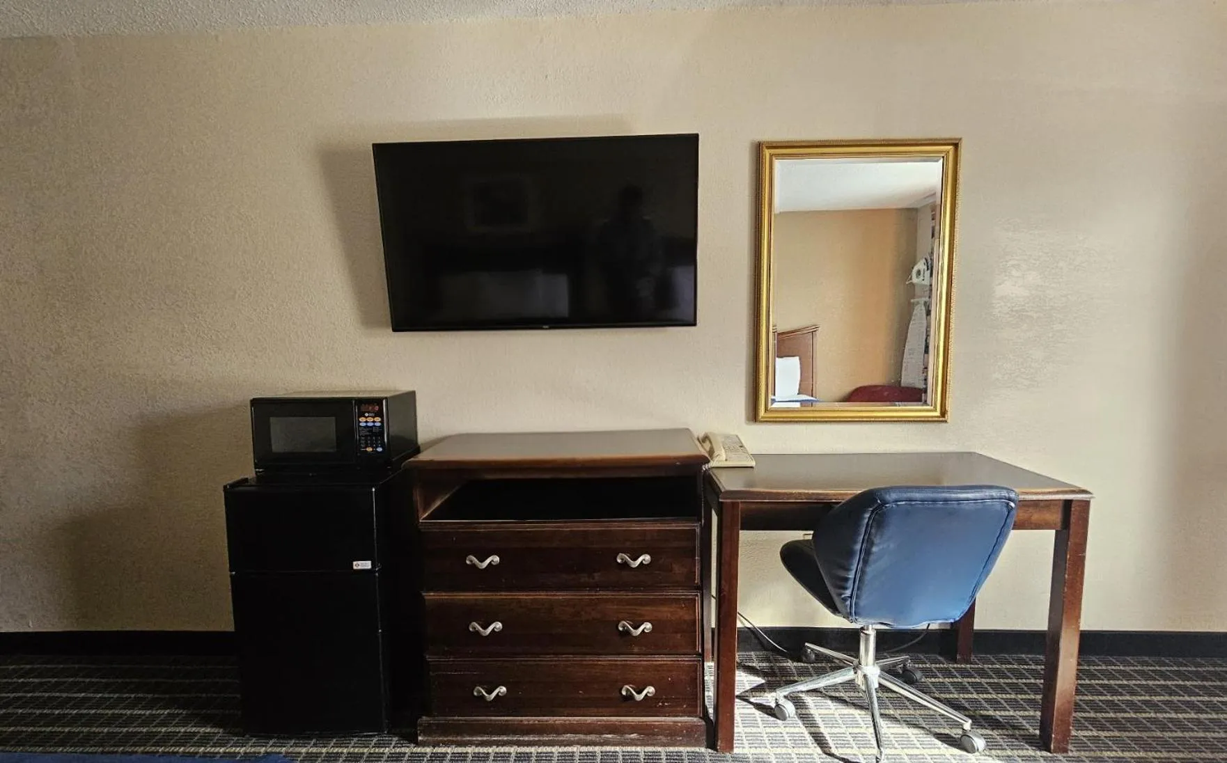 TV and multimedia in Americas Best Value Inn Mount Vernon