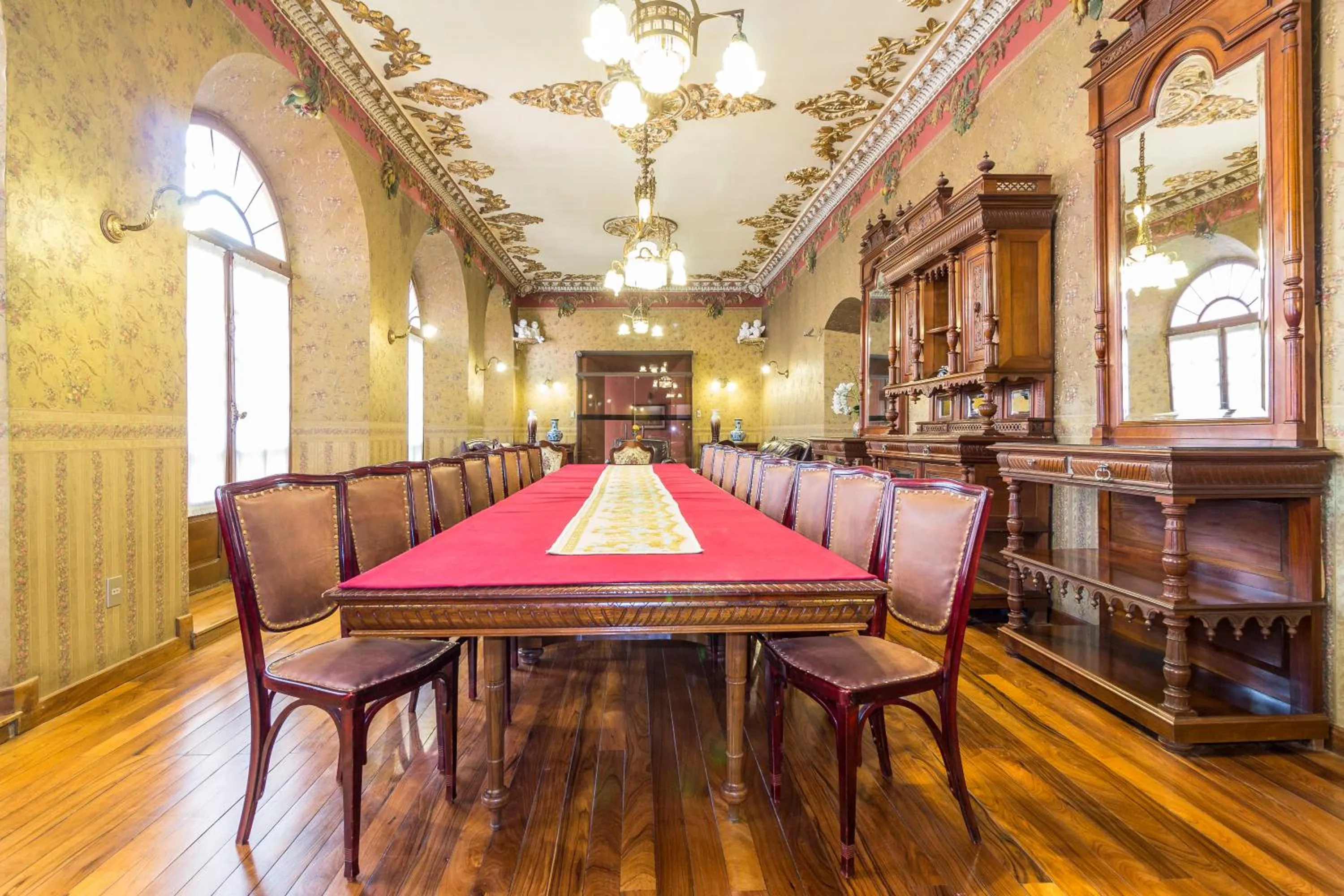 Living room in Capital Plaza Hotel