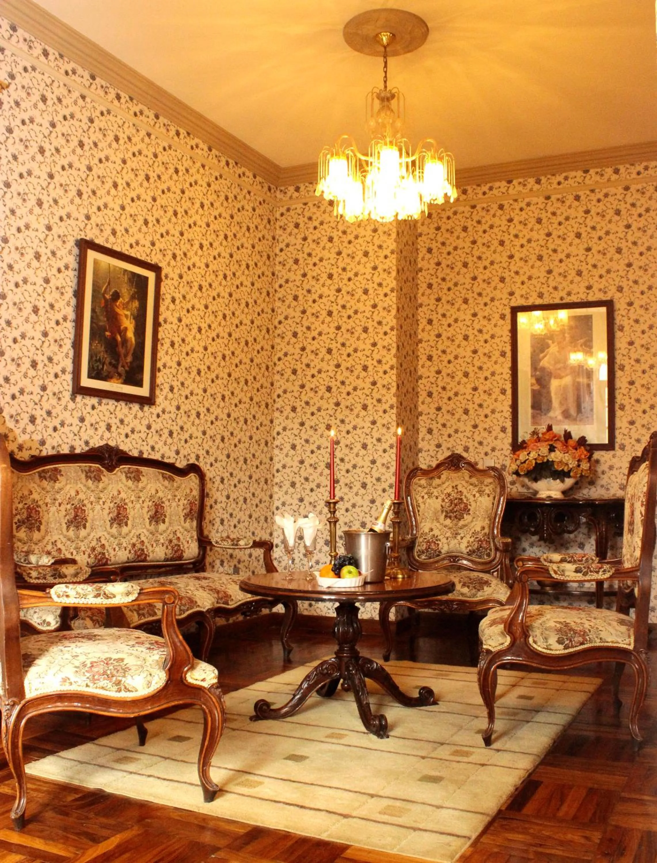 Living room in Capital Plaza Hotel