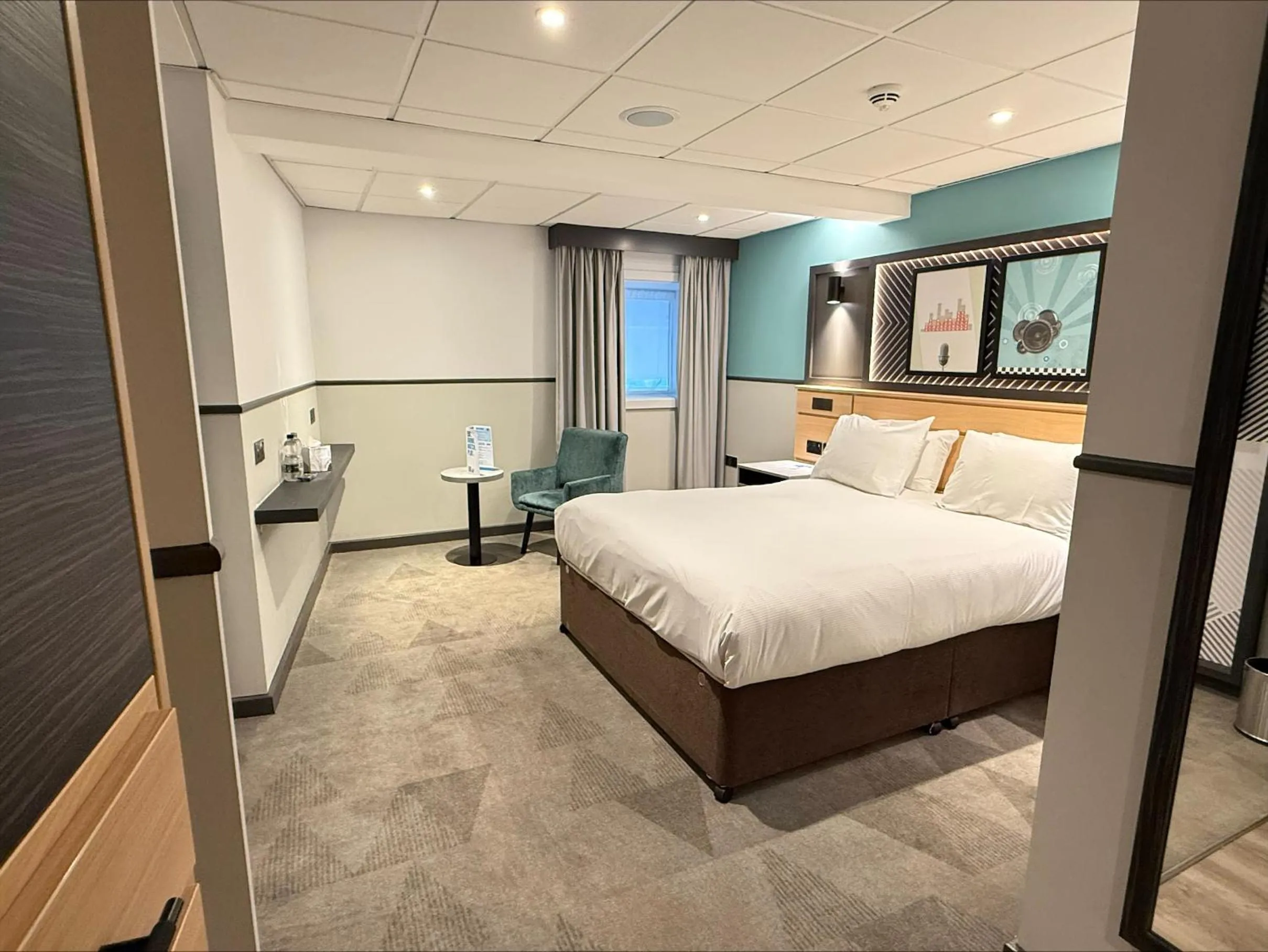 Bedroom, Bed in DoubleTree by Hilton Coventry Building Society Arena