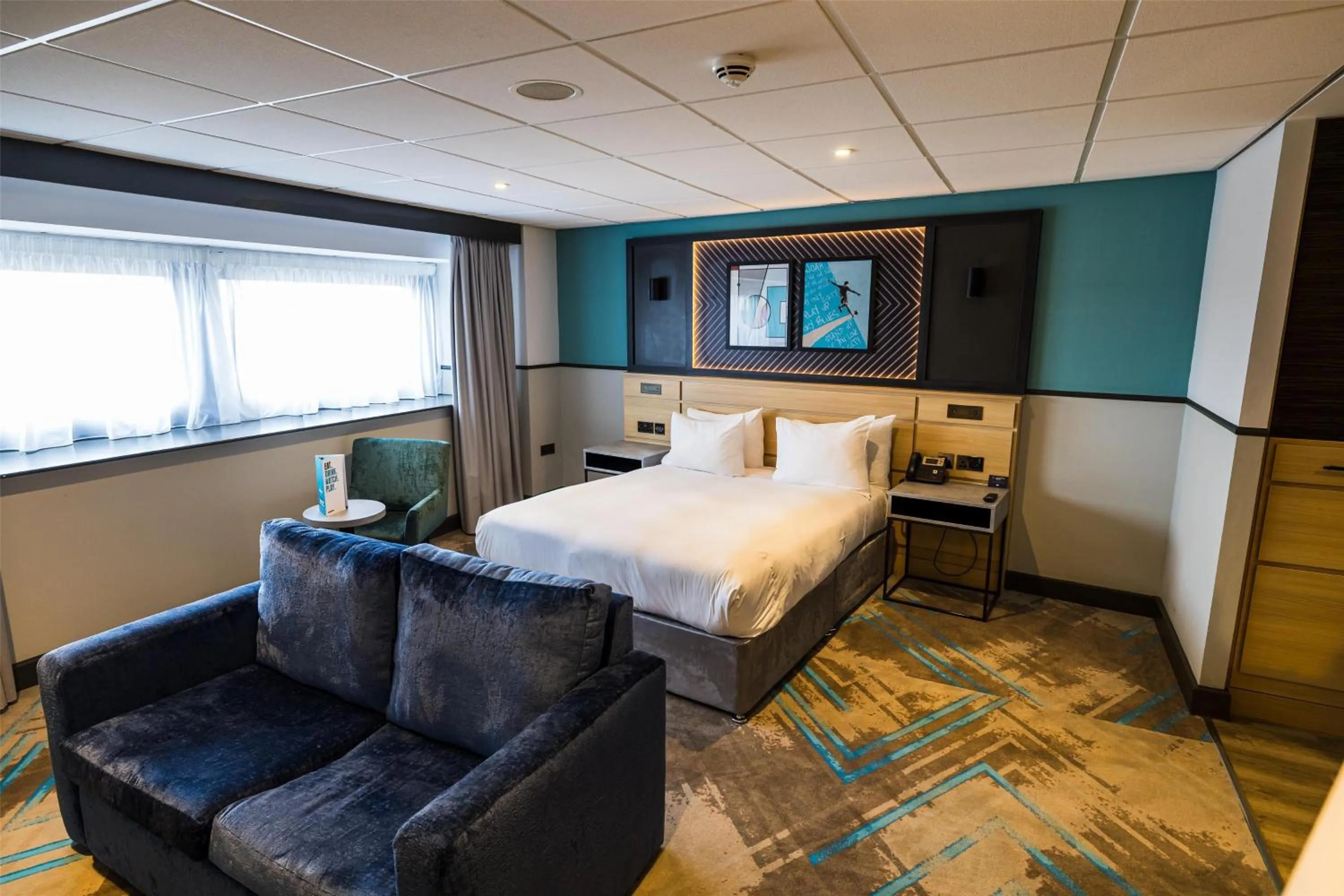 Living room, Bed in DoubleTree by Hilton Coventry Building Society Arena