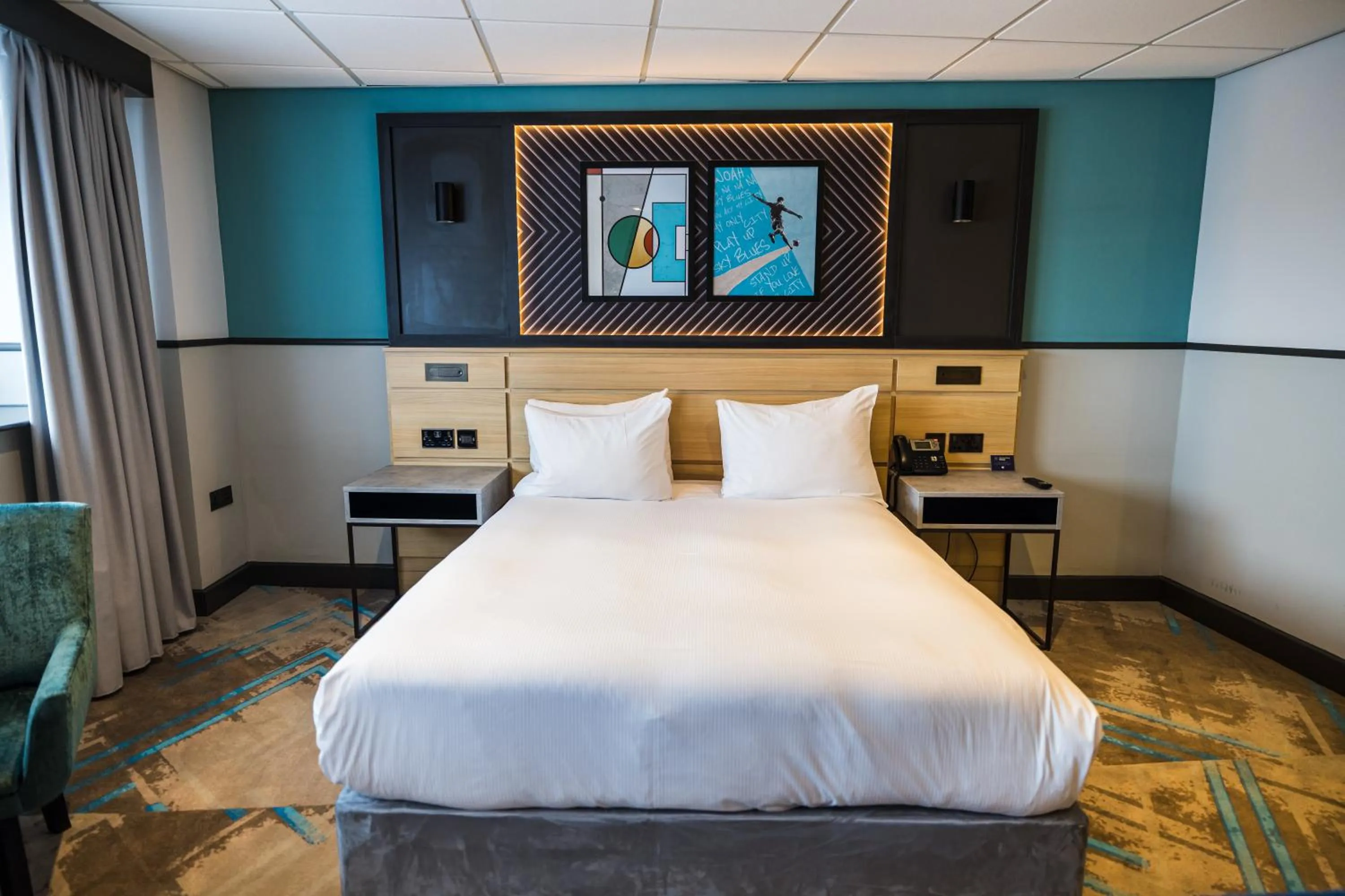 Bedroom, Bed in DoubleTree by Hilton Coventry Building Society Arena