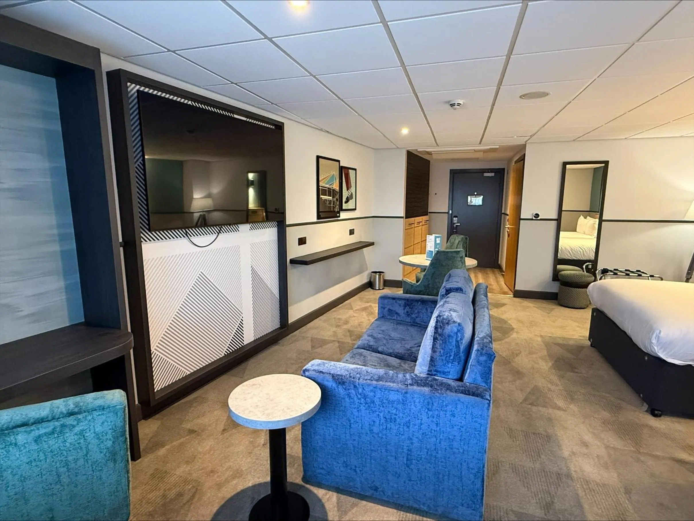 Bedroom, Bed in DoubleTree by Hilton Coventry Building Society Arena