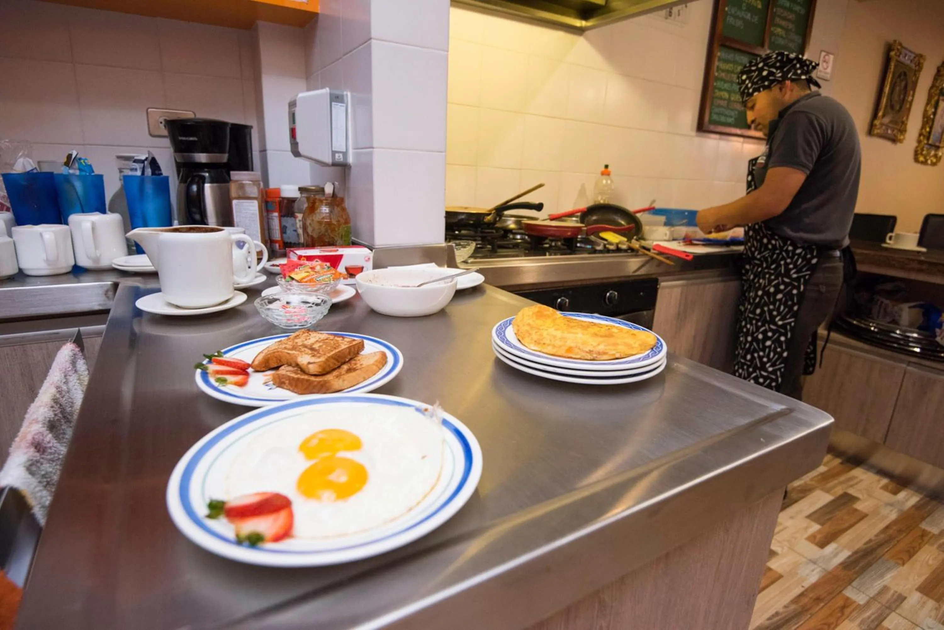 Restaurant/places to eat in Hotel Francés La Maison