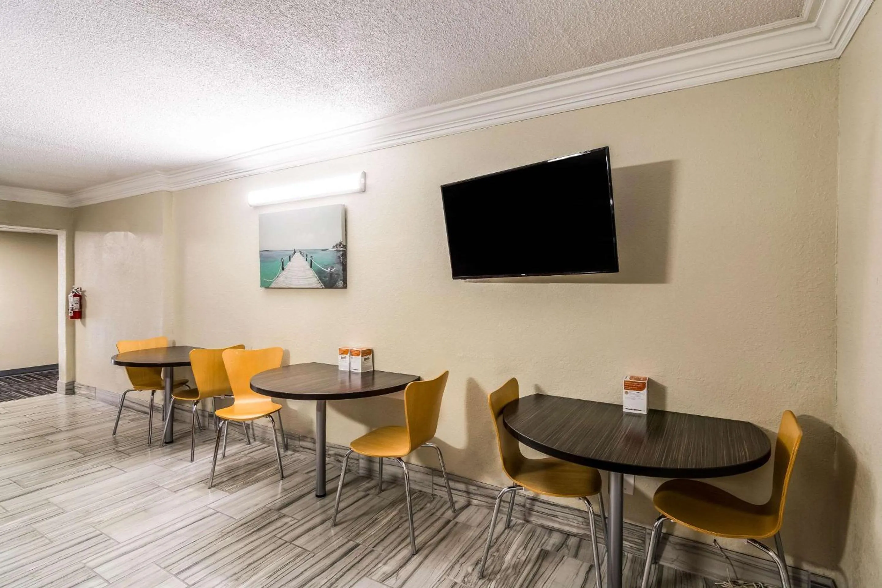 Dining area in Quality Inn Pensacola North