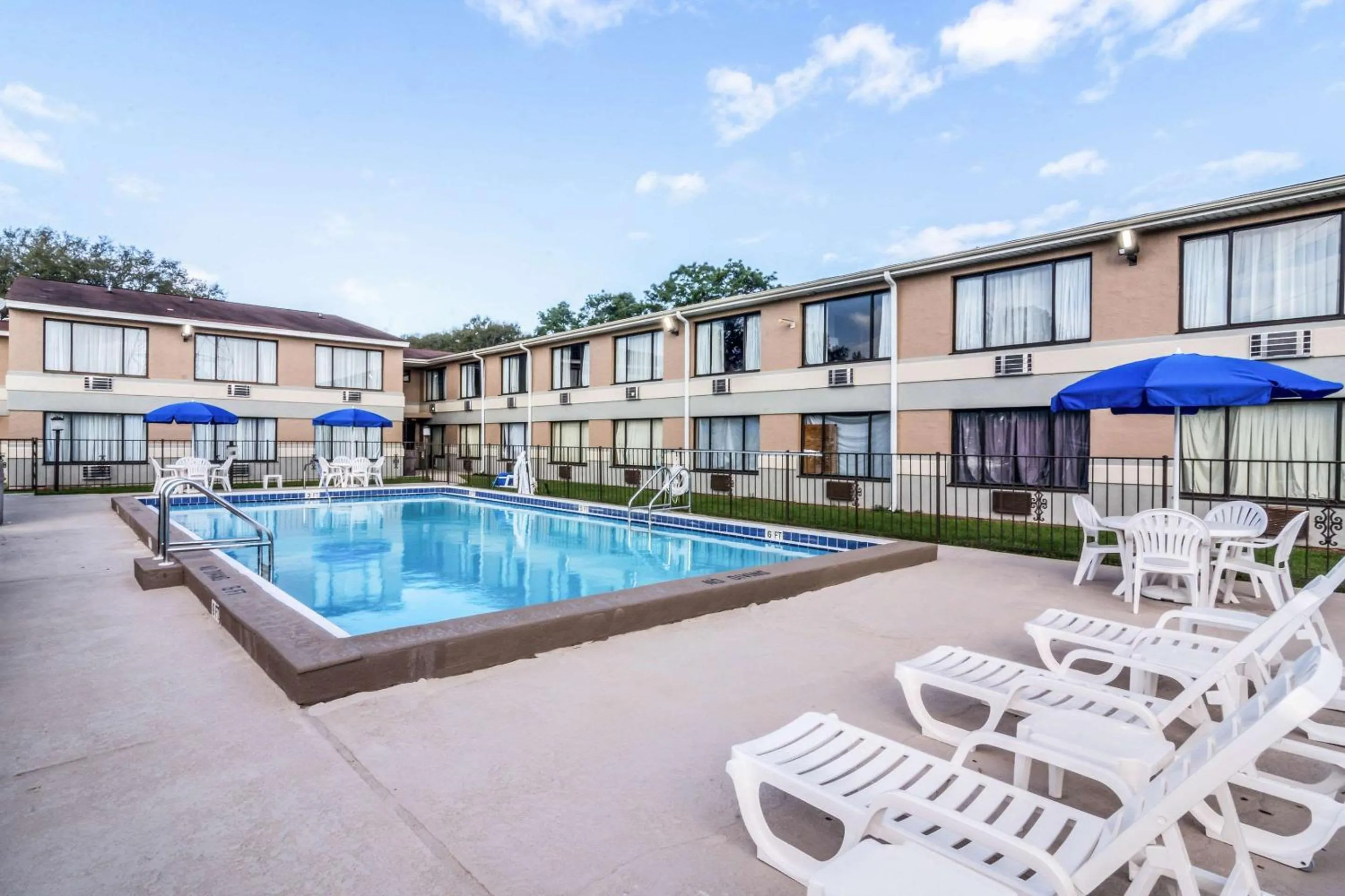 Property building in Quality Inn Pensacola North