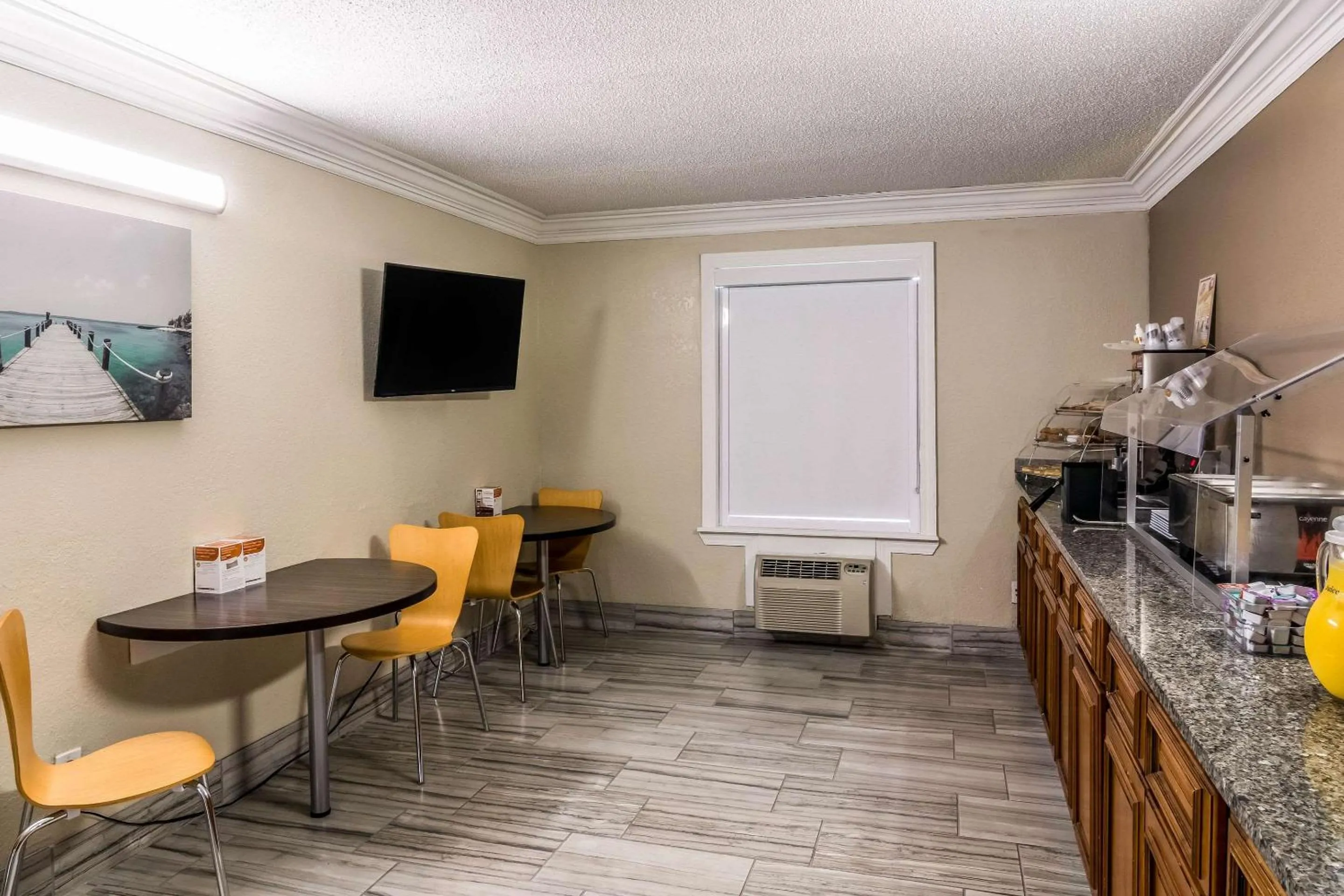 Dining area in Quality Inn Pensacola North