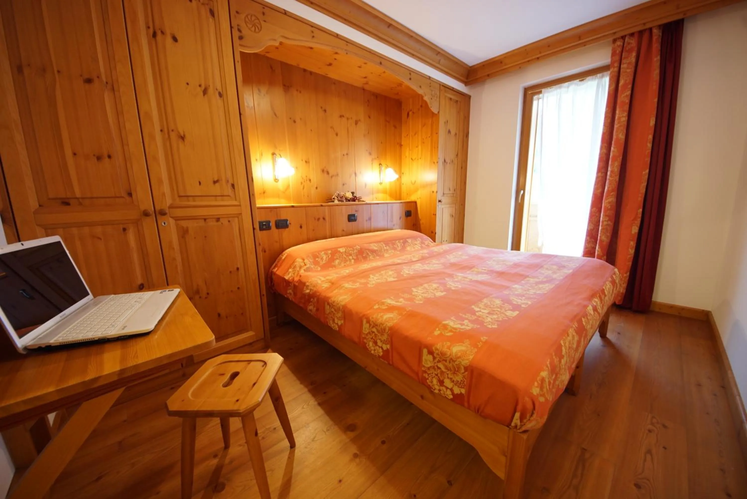 Photo of the whole room, Bed in Residence Baita Antlia