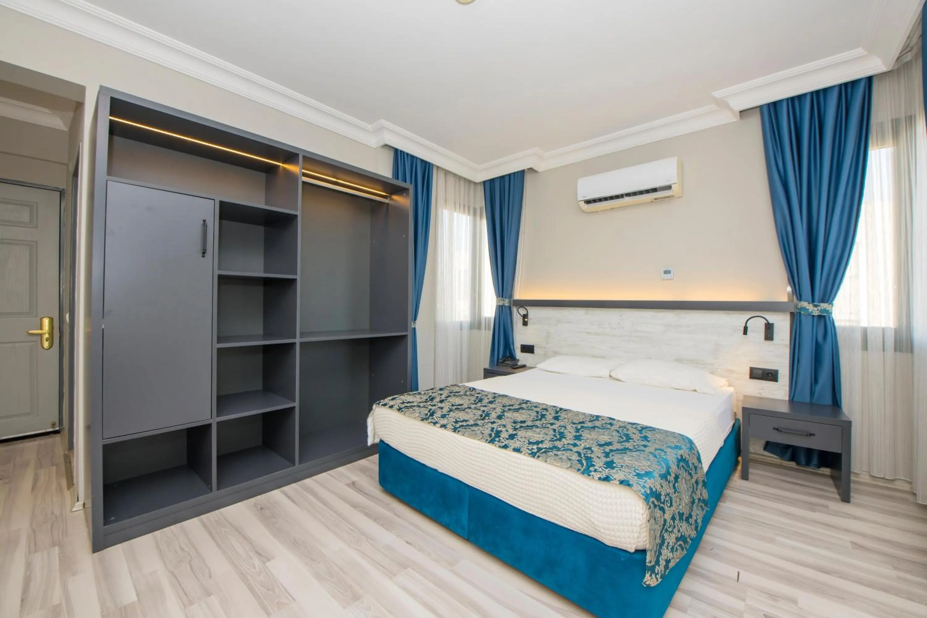 Photo of the whole room, Bed in Golden Moon Hotel