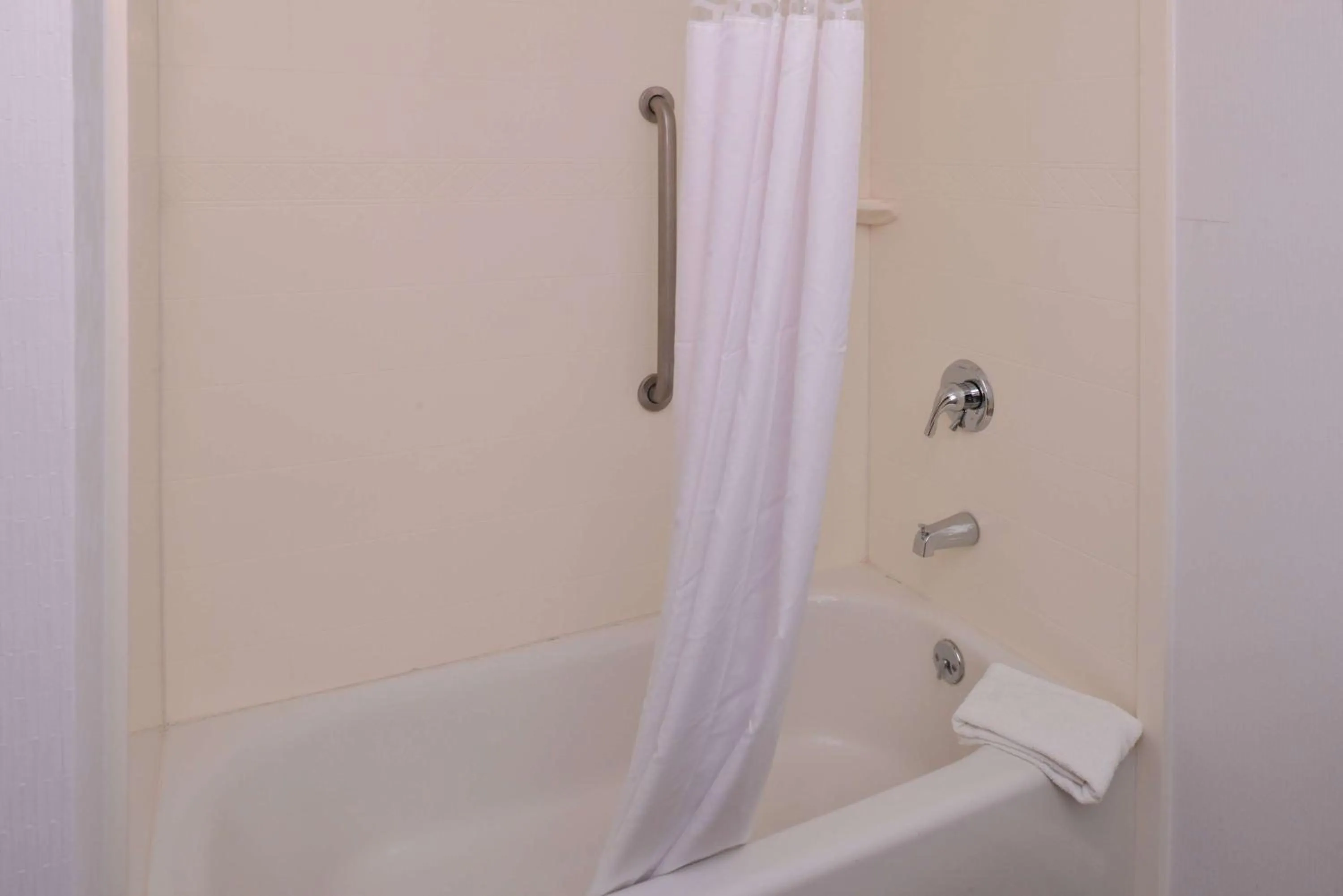 Bathroom in Hampton Inn Tulsa Sand Springs